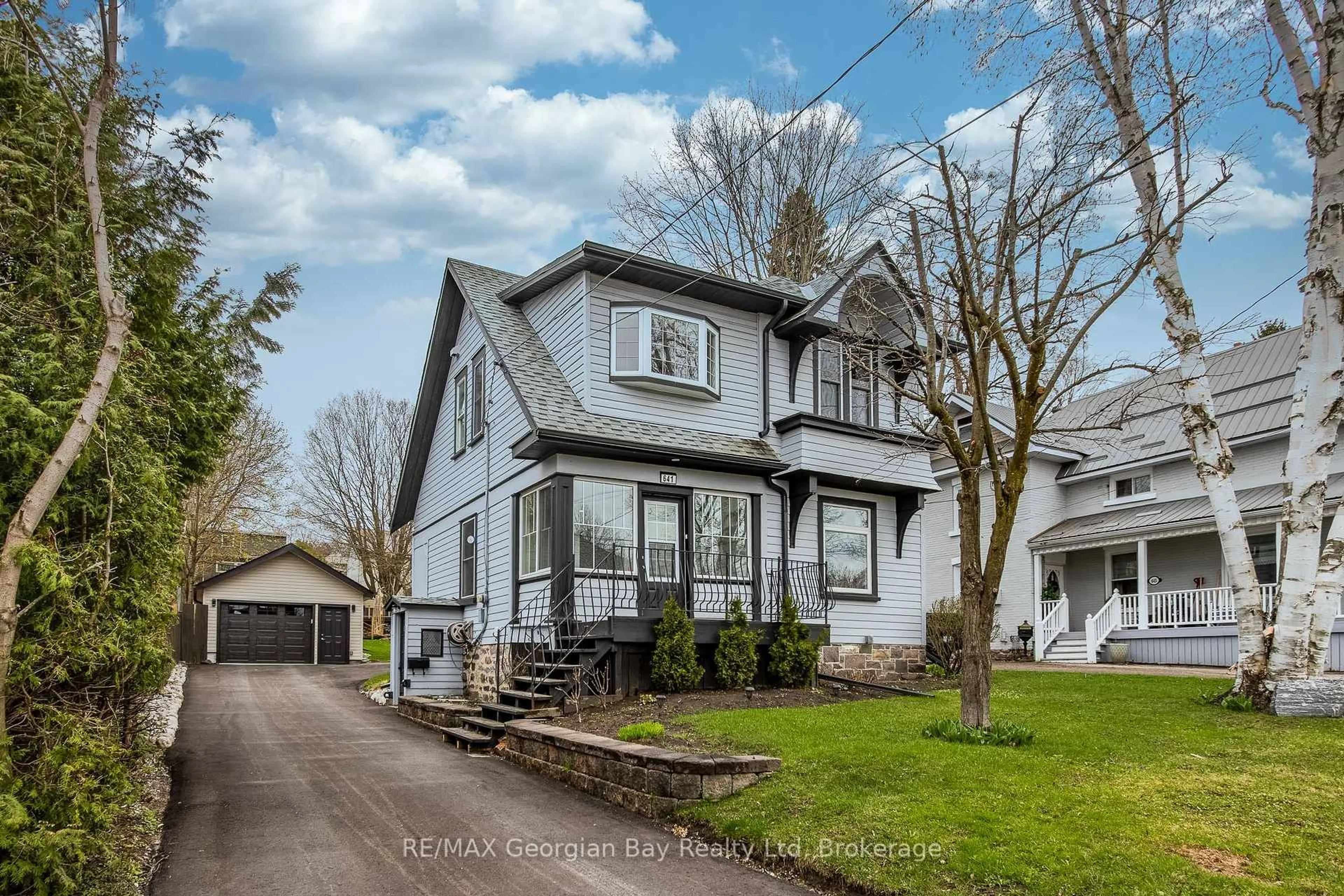 Home with vinyl exterior material, street for 641 Bay St, Midland Ontario L4R 1L8