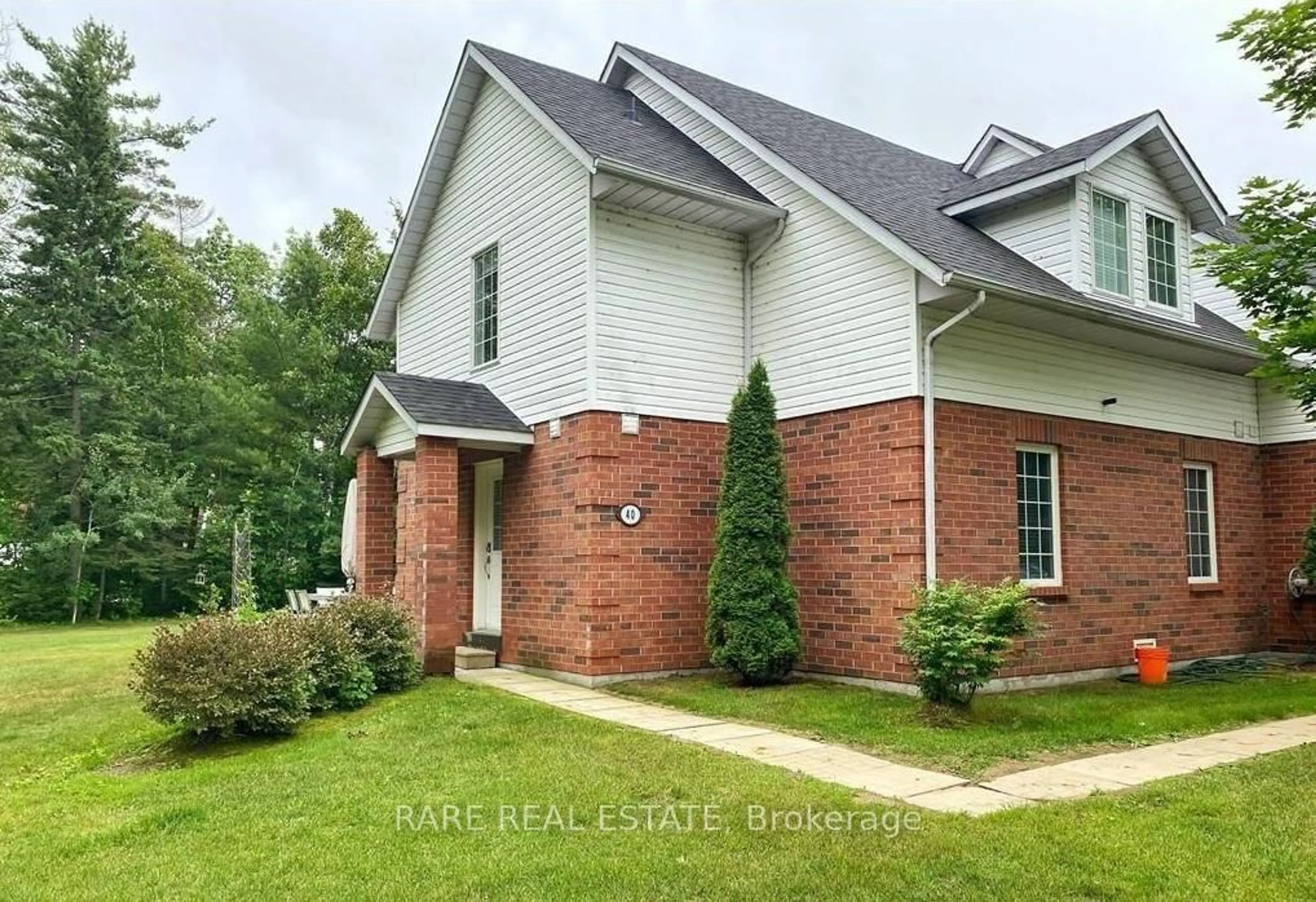 Home with brick exterior material, building for 40 Wasaga Woods Circ, Wasaga Beach Ontario L9Z 2Y9