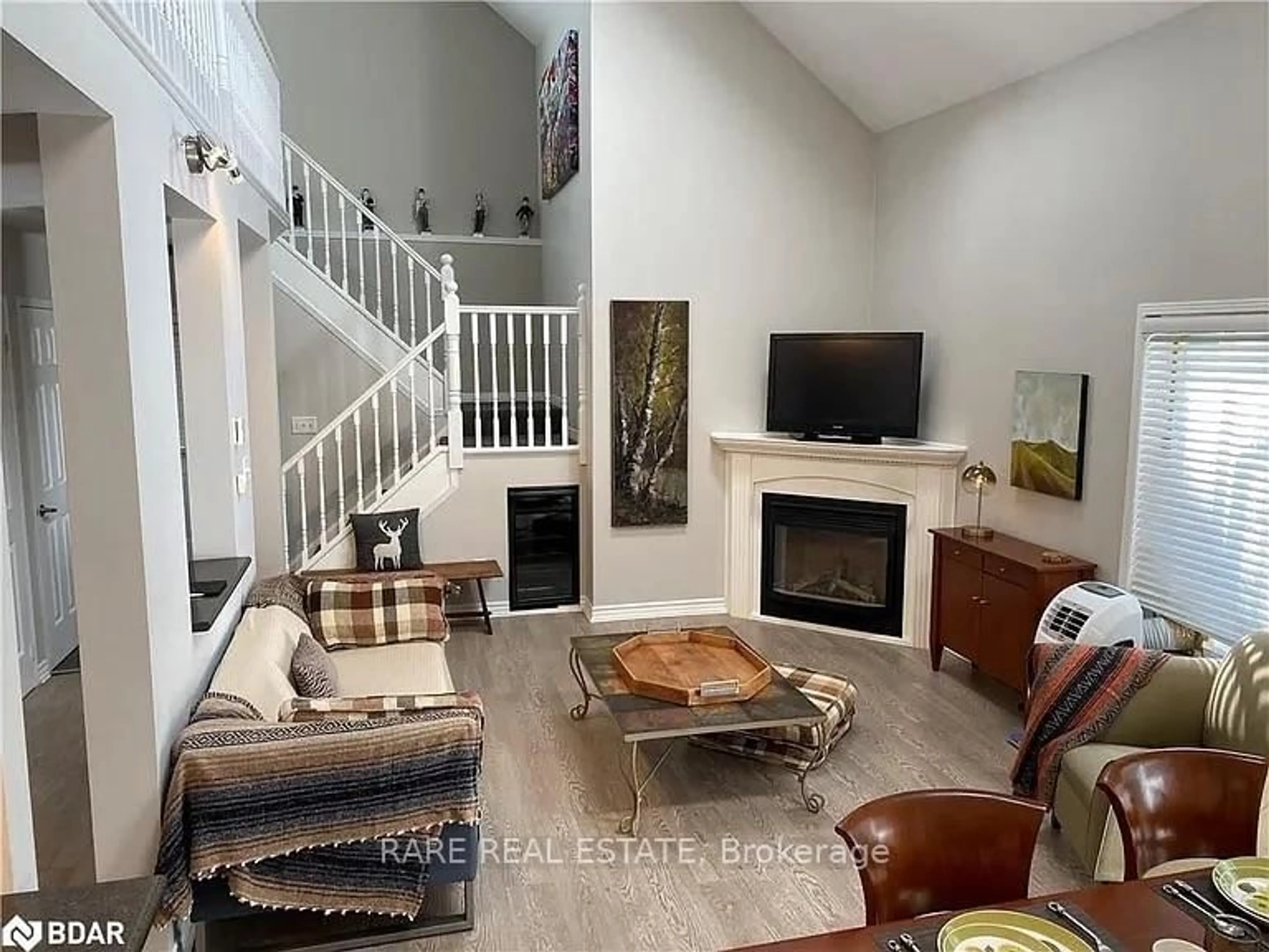 Living room with furniture, wood/laminate floor for 40 Wasaga Woods Circ, Wasaga Beach Ontario L9Z 2Y9
