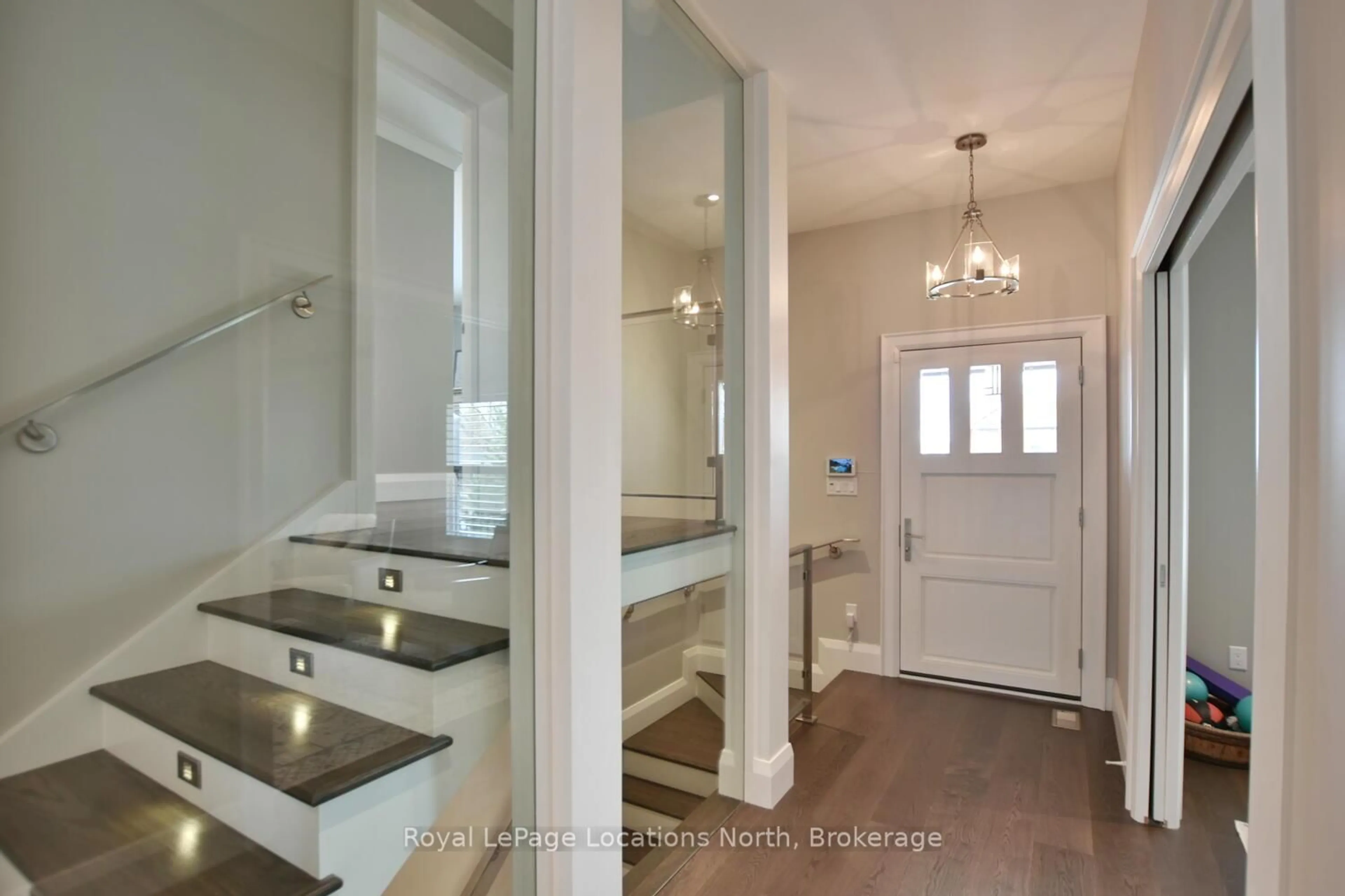 Indoor entryway for 40 WEST St, Collingwood Ontario L9Y 3T1