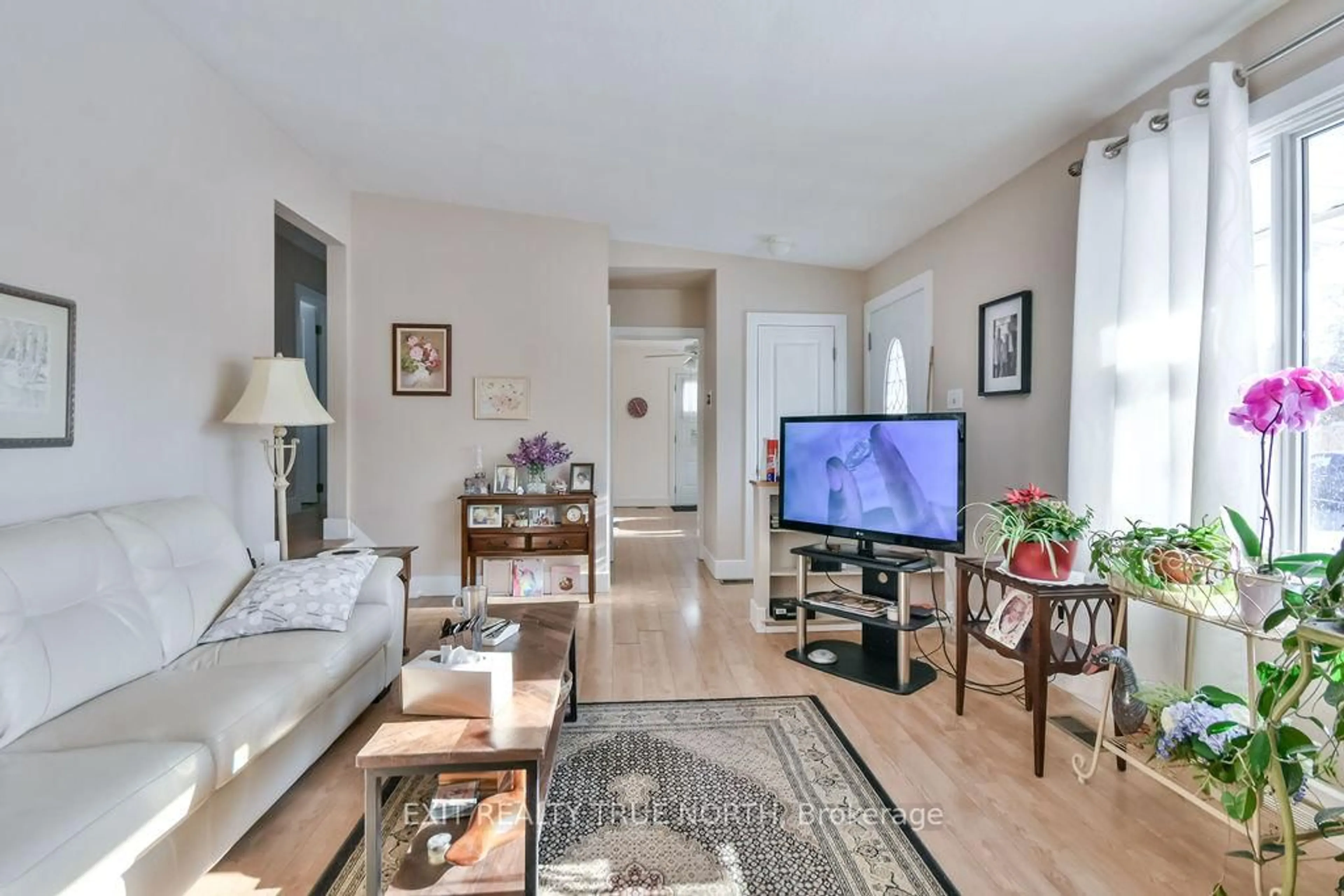 Living room with furniture, unknown for 50 Marion Cres, Barrie Ontario L4M 2L3