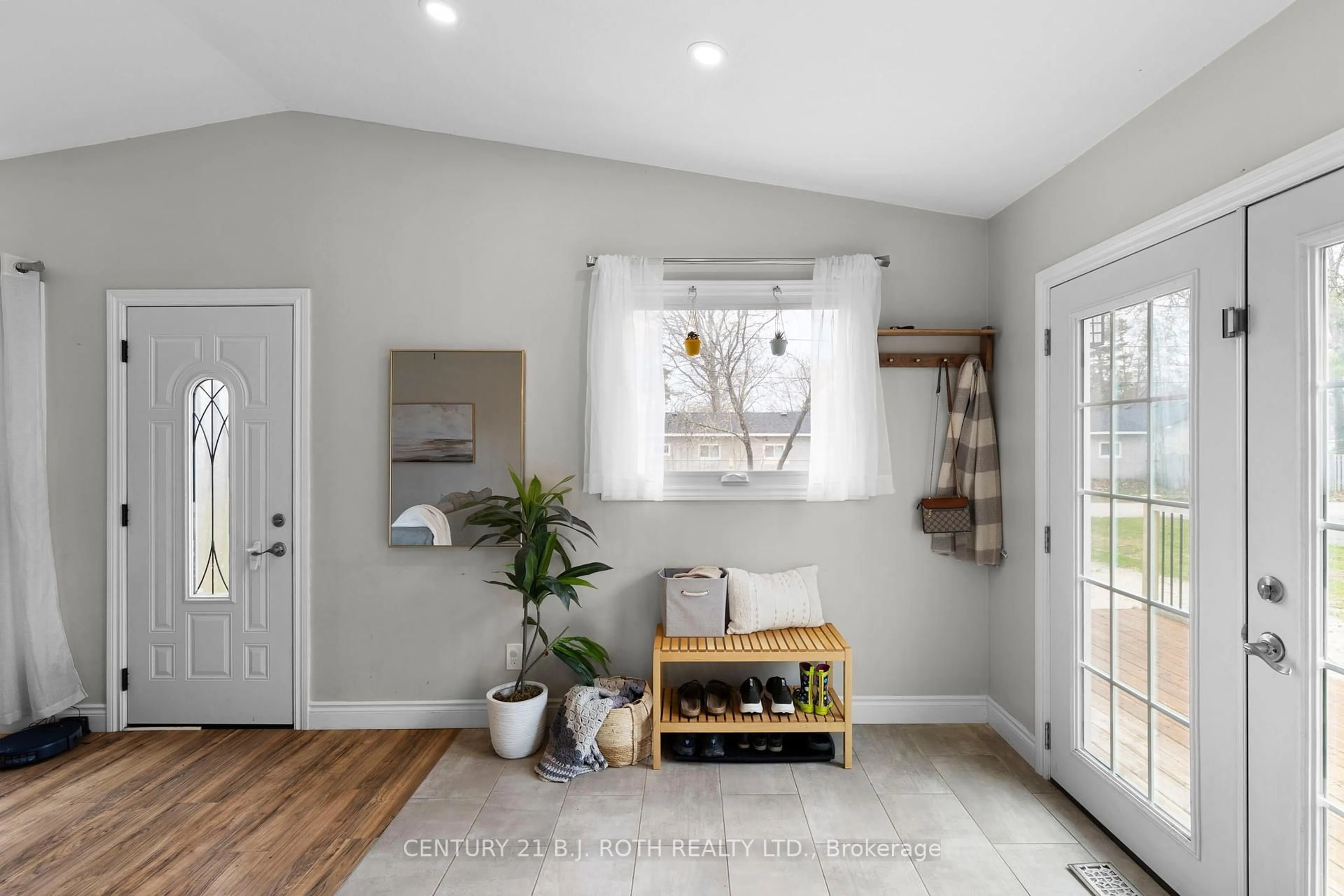 Indoor entryway for 43 ELM Dr, Wasaga Beach Ontario L9Z 2L3