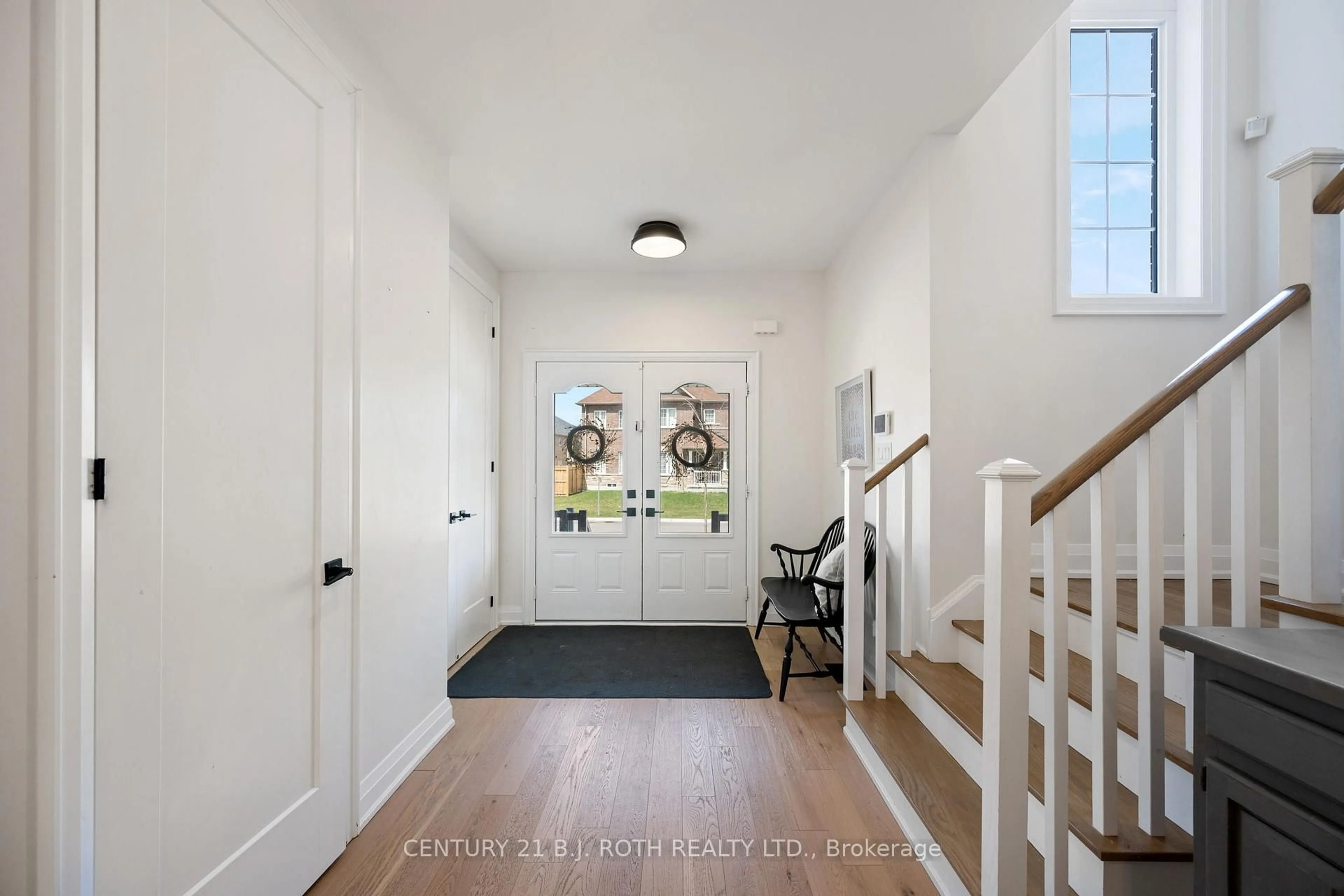 Indoor entryway for 61 Muirfield Dr, Barrie Ontario L4N 6J9
