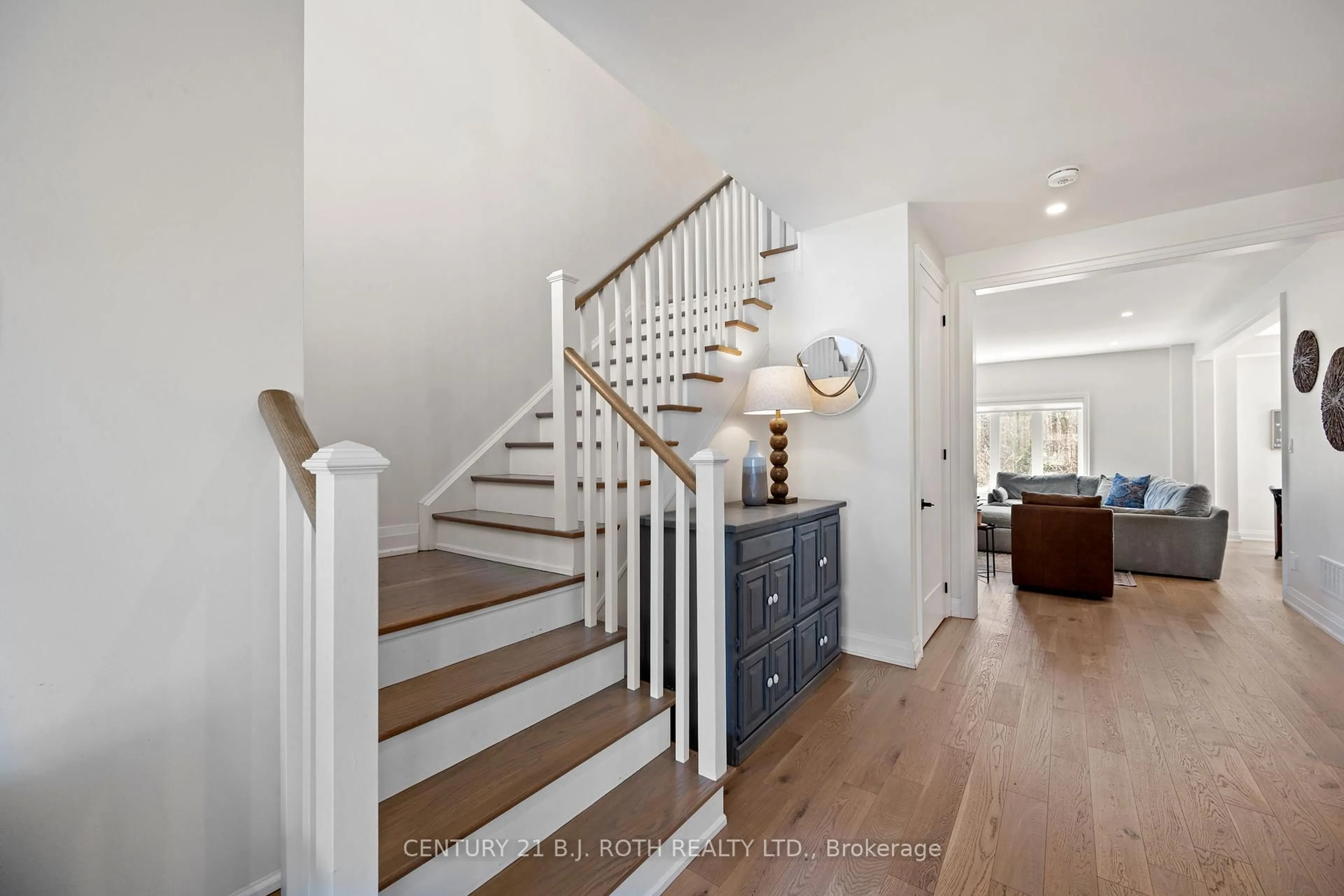 Indoor entryway for 61 Muirfield Dr, Barrie Ontario L4N 6J9