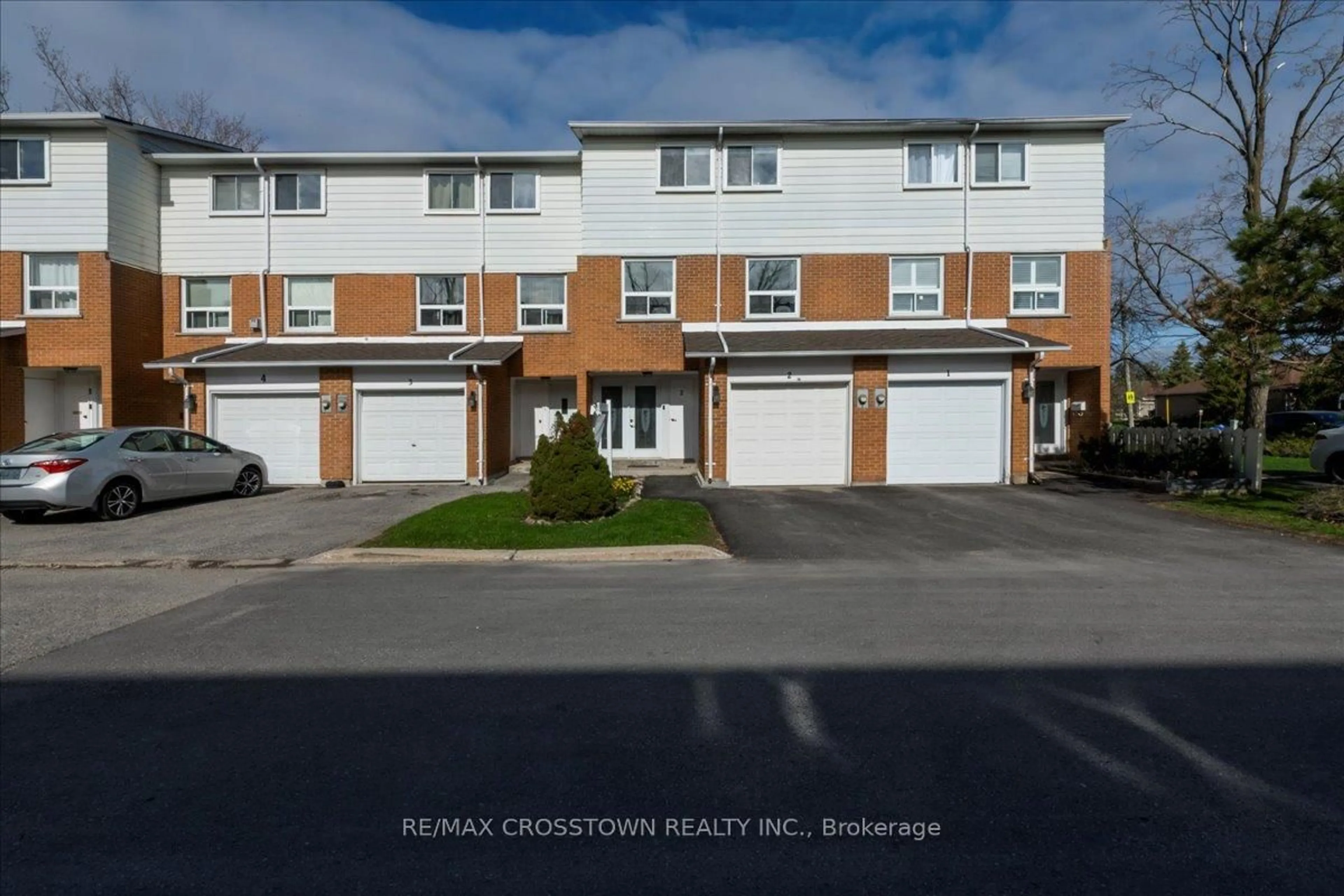 A pic from outside/outdoor area/front of a property/back of a property/a pic from drone, street for 235 Steel St #2, Barrie Ontario L4M 2H1