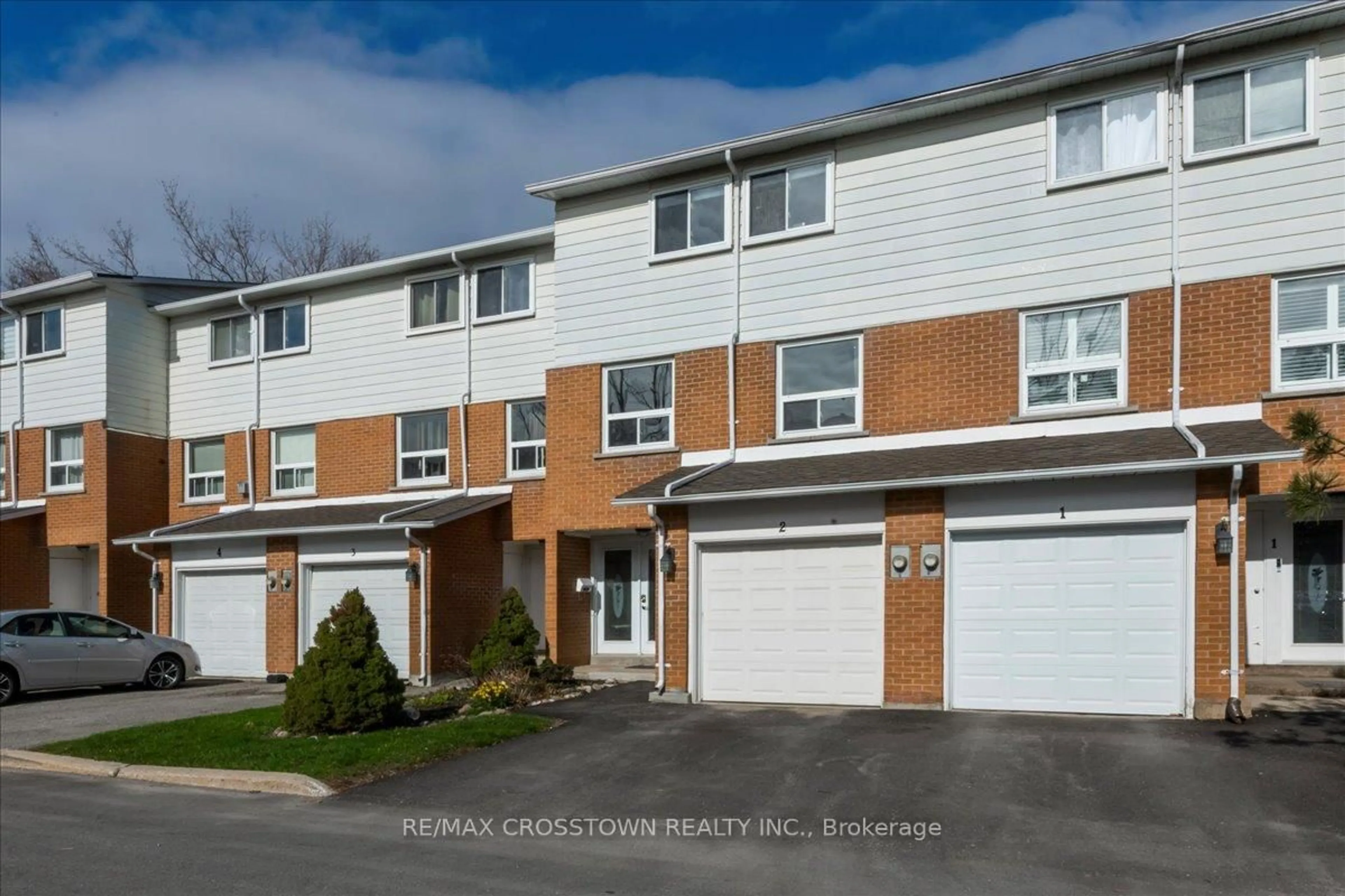 A pic from outside/outdoor area/front of a property/back of a property/a pic from drone, street for 235 Steel St #2, Barrie Ontario L4M 2H1