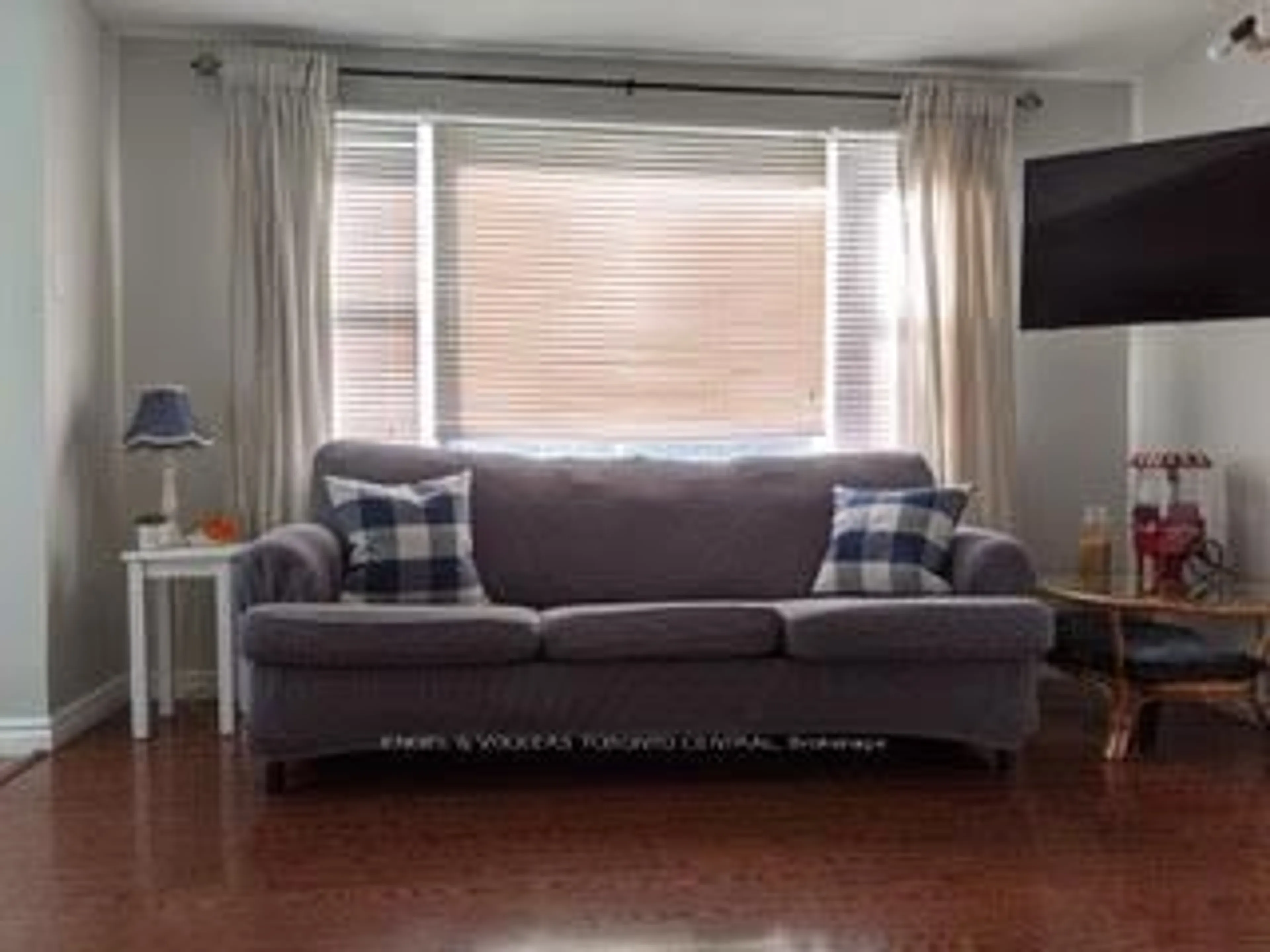 Living room with furniture, wood/laminate floor for 55 47th Street North N/A, Wasaga Beach Ontario L9Y 1Y5