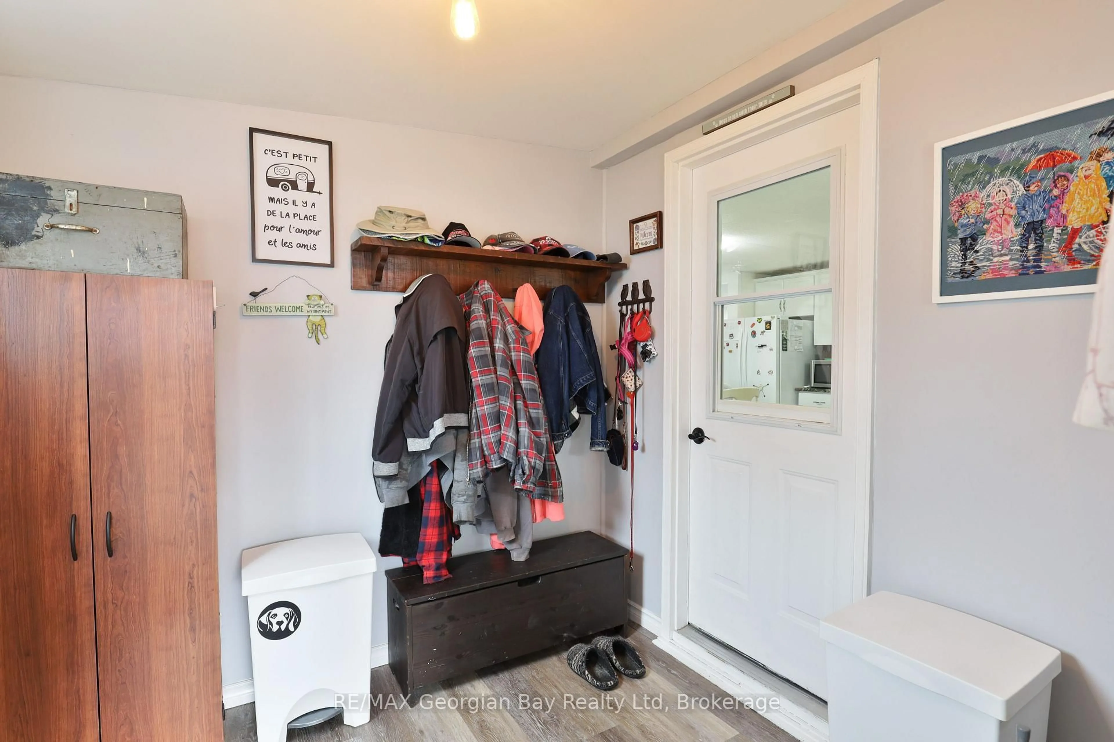 Indoor entryway for 32 Northland Rd, Midland Ontario L4R 4B5