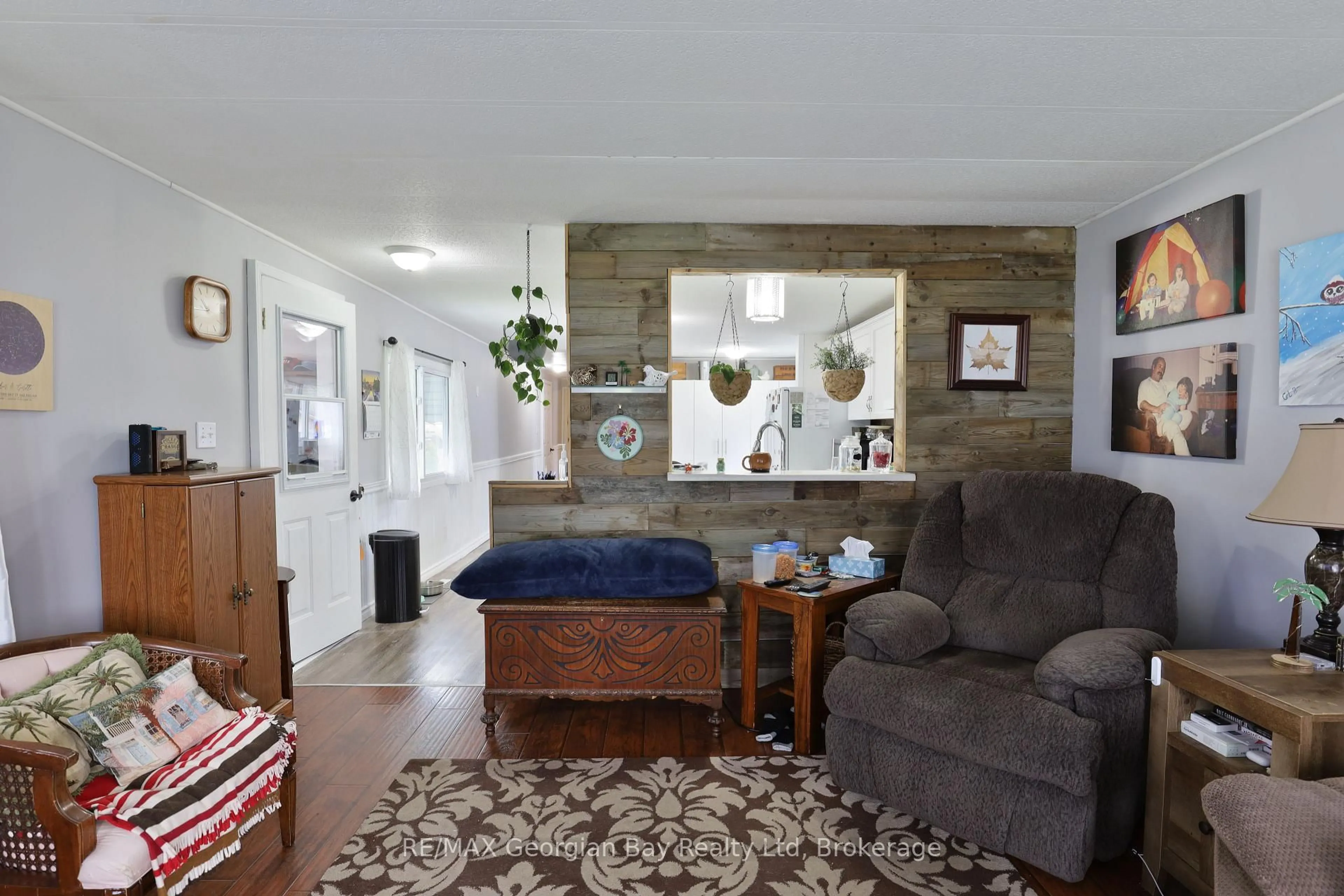 Living room with furniture, unknown for 32 Northland Rd, Midland Ontario L4R 4B5