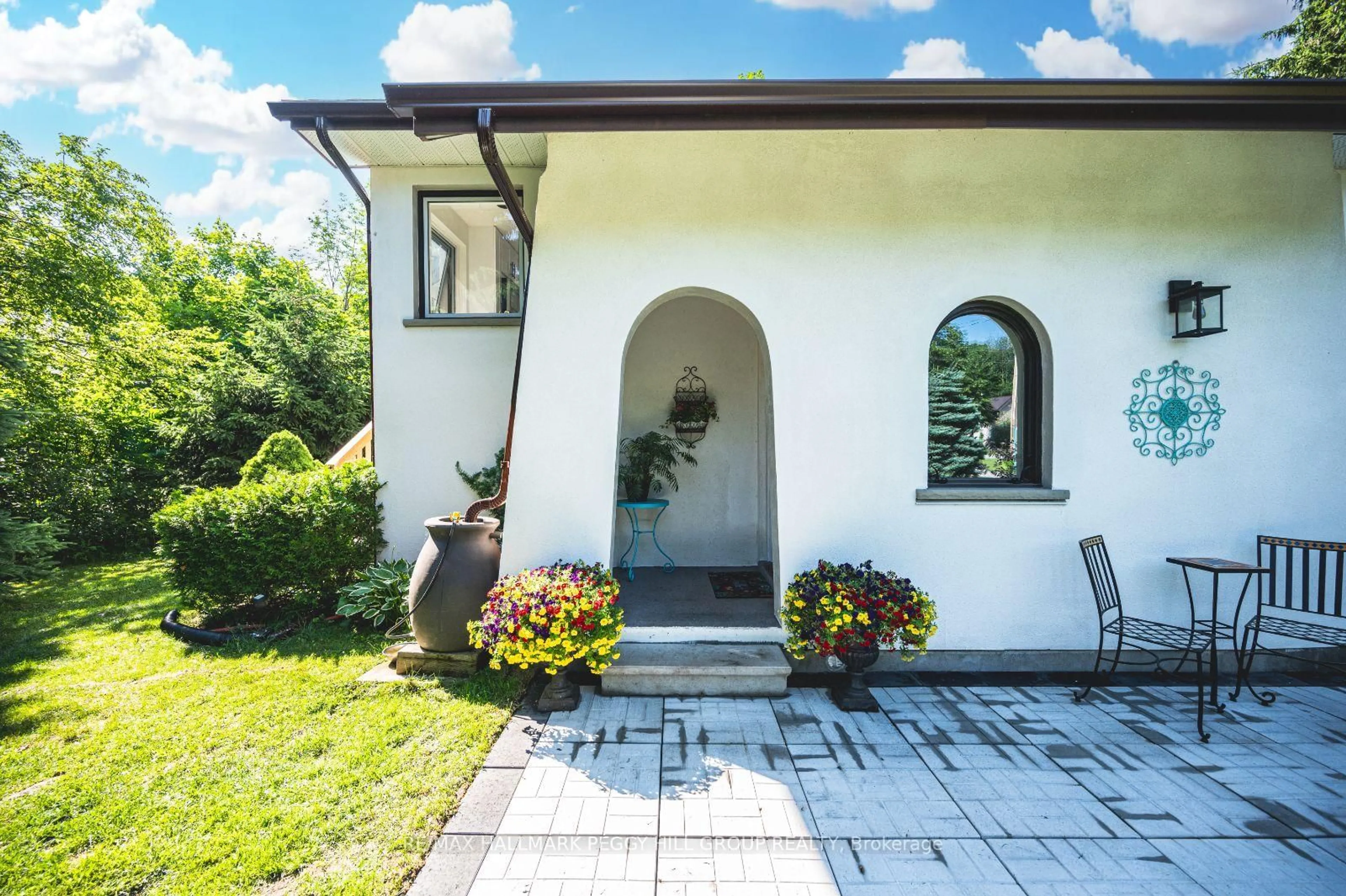 Patio, street for 23 Valleyview Dr, Oro-Medonte Ontario L0K 1N0