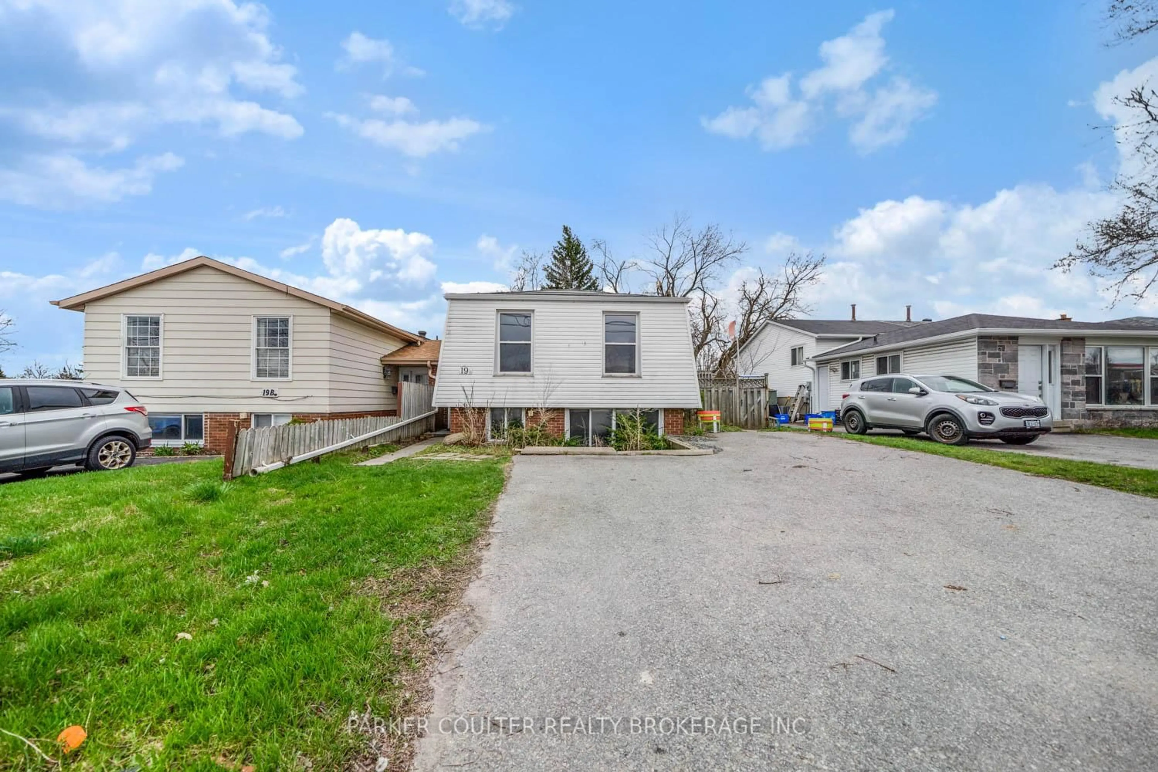 A pic from outside/outdoor area/front of a property/back of a property/a pic from drone, street for 19 A Cundles Rd, Barrie Ontario L4M 5L1