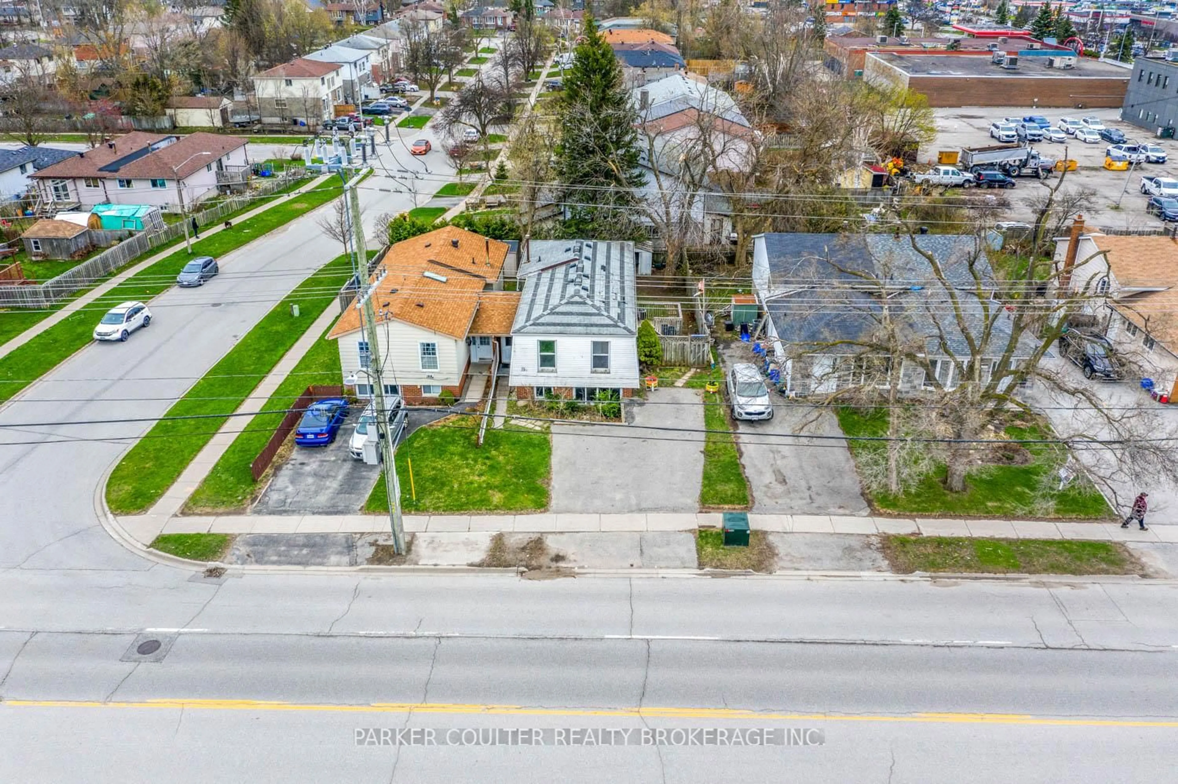 A pic from outside/outdoor area/front of a property/back of a property/a pic from drone, street for 19 A Cundles Rd, Barrie Ontario L4M 5L1