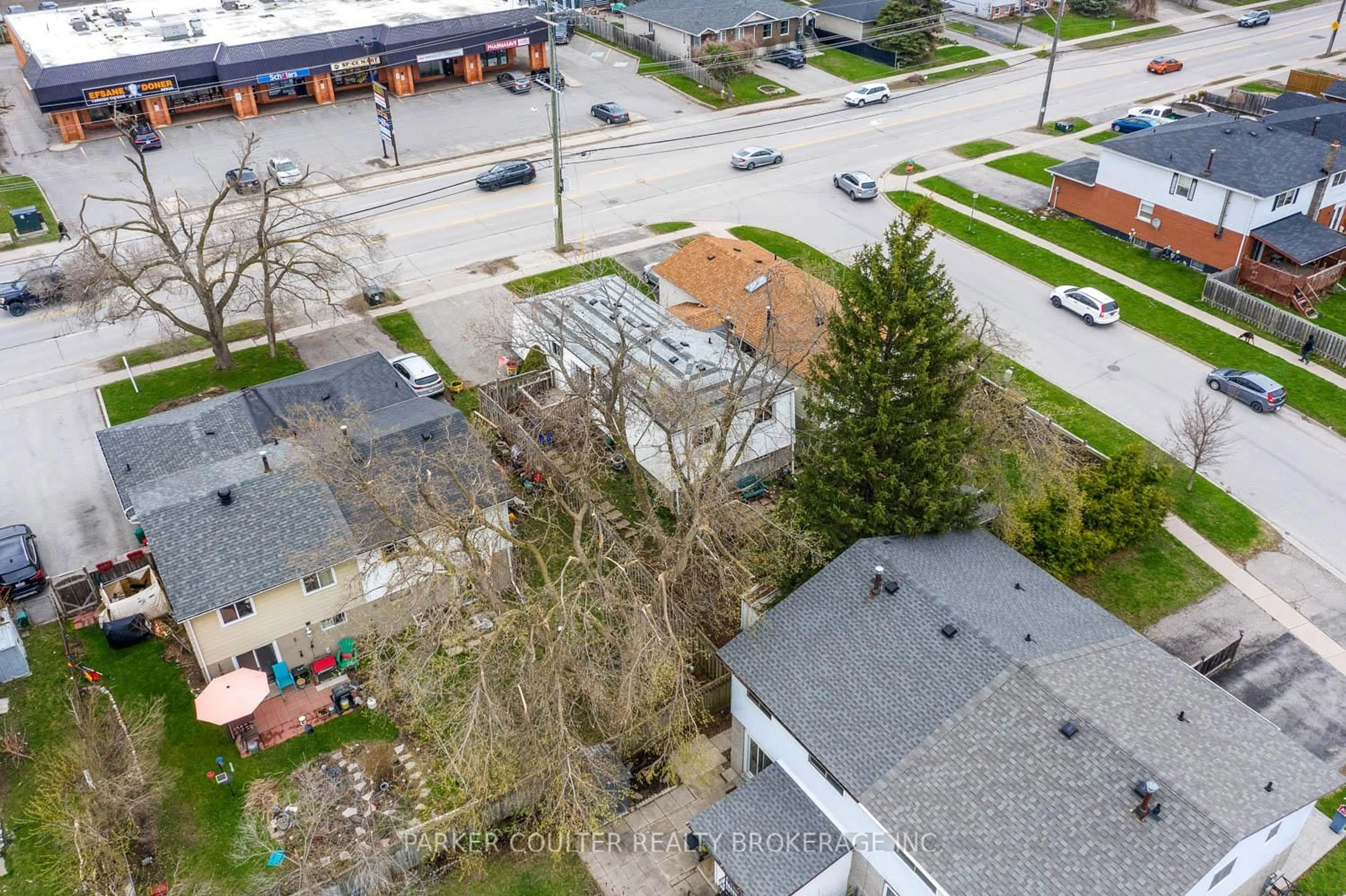 A pic from outside/outdoor area/front of a property/back of a property/a pic from drone, street for 19 A Cundles Rd, Barrie Ontario L4M 5L1