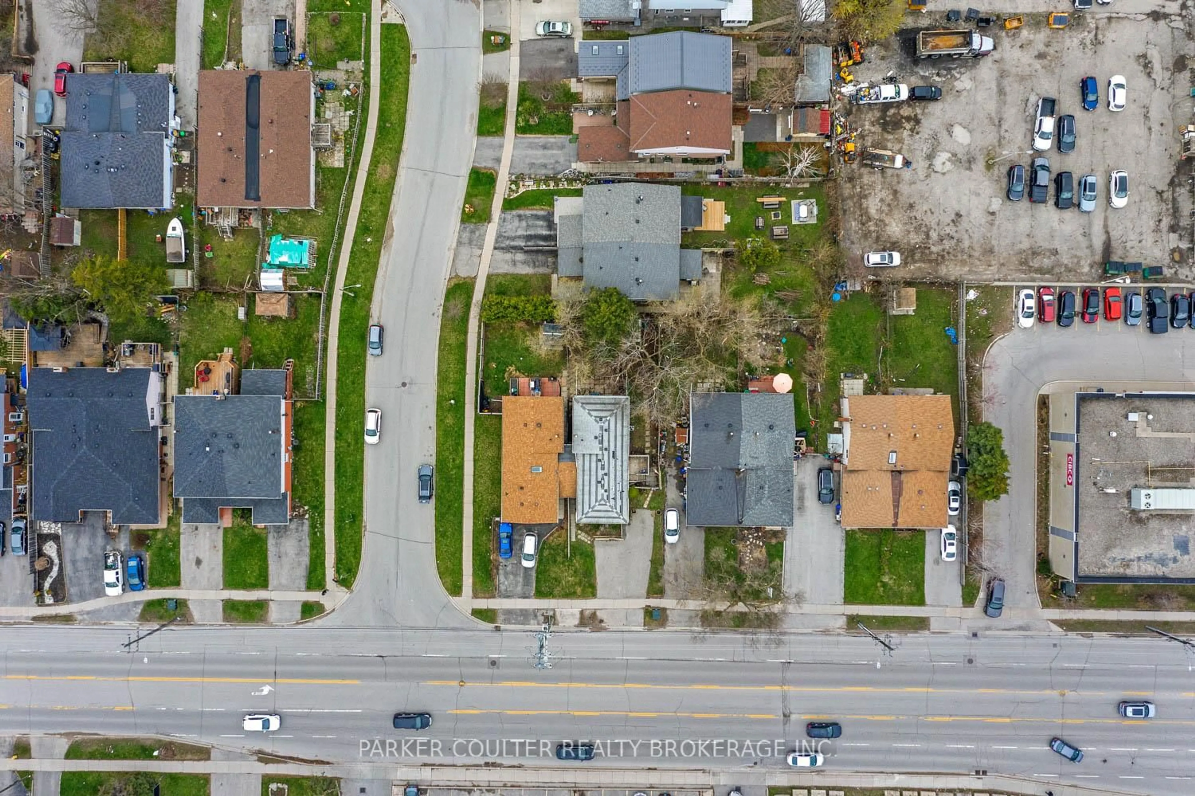 A pic from outside/outdoor area/front of a property/back of a property/a pic from drone, street for 19 A Cundles Rd, Barrie Ontario L4M 5L1