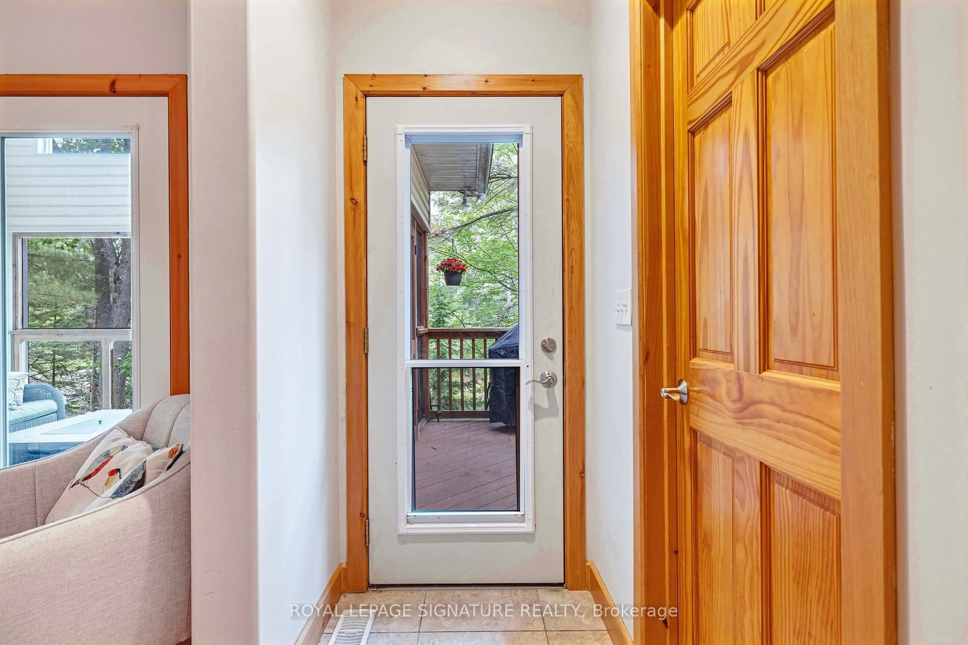 Indoor entryway for 3309 Riverdale Dr, Severn Ontario L0K 2B0