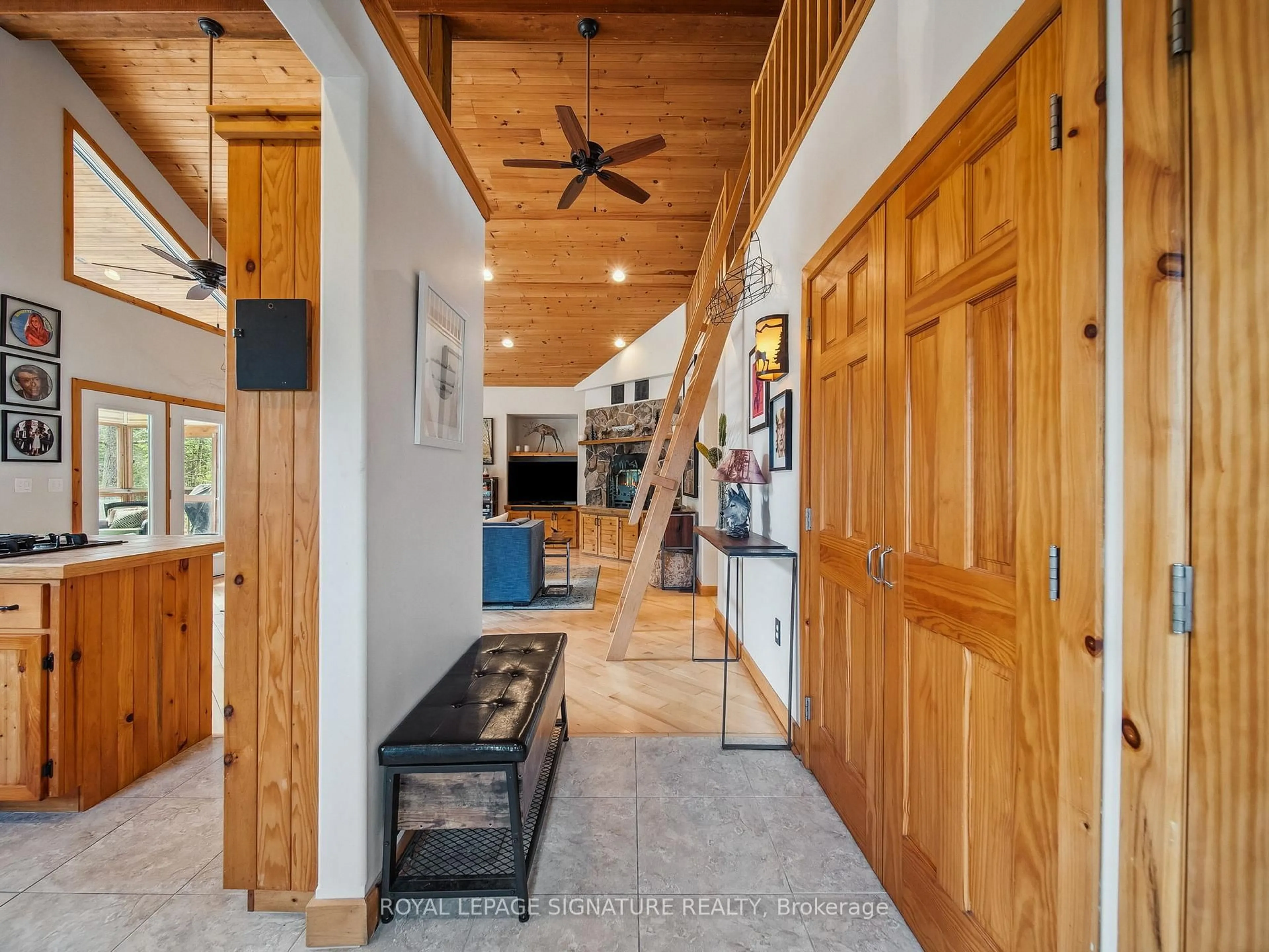 Indoor entryway for 3309 Riverdale Dr, Severn Ontario L0K 2B0