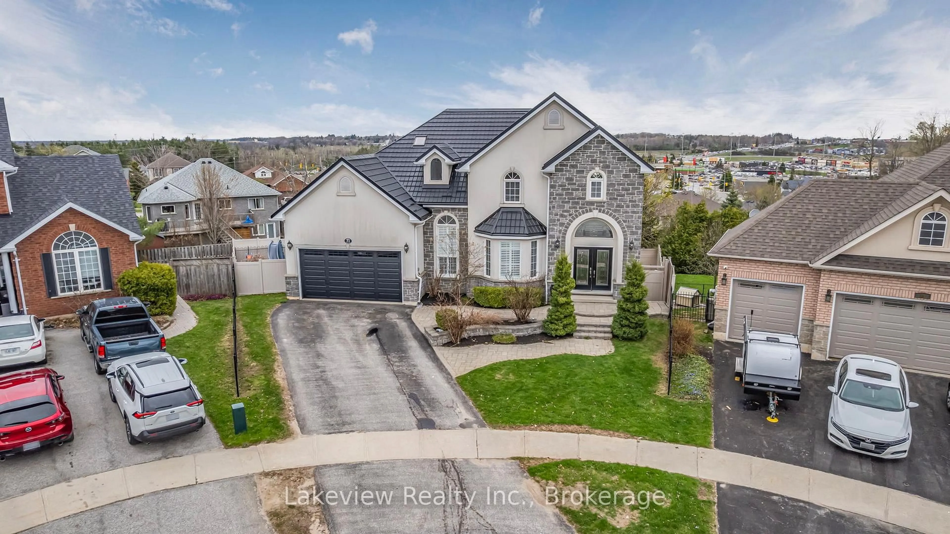 A pic from outside/outdoor area/front of a property/back of a property/a pic from drone, street for 31 Cleopatra Crt, Orillia Ontario L3V 7Y7