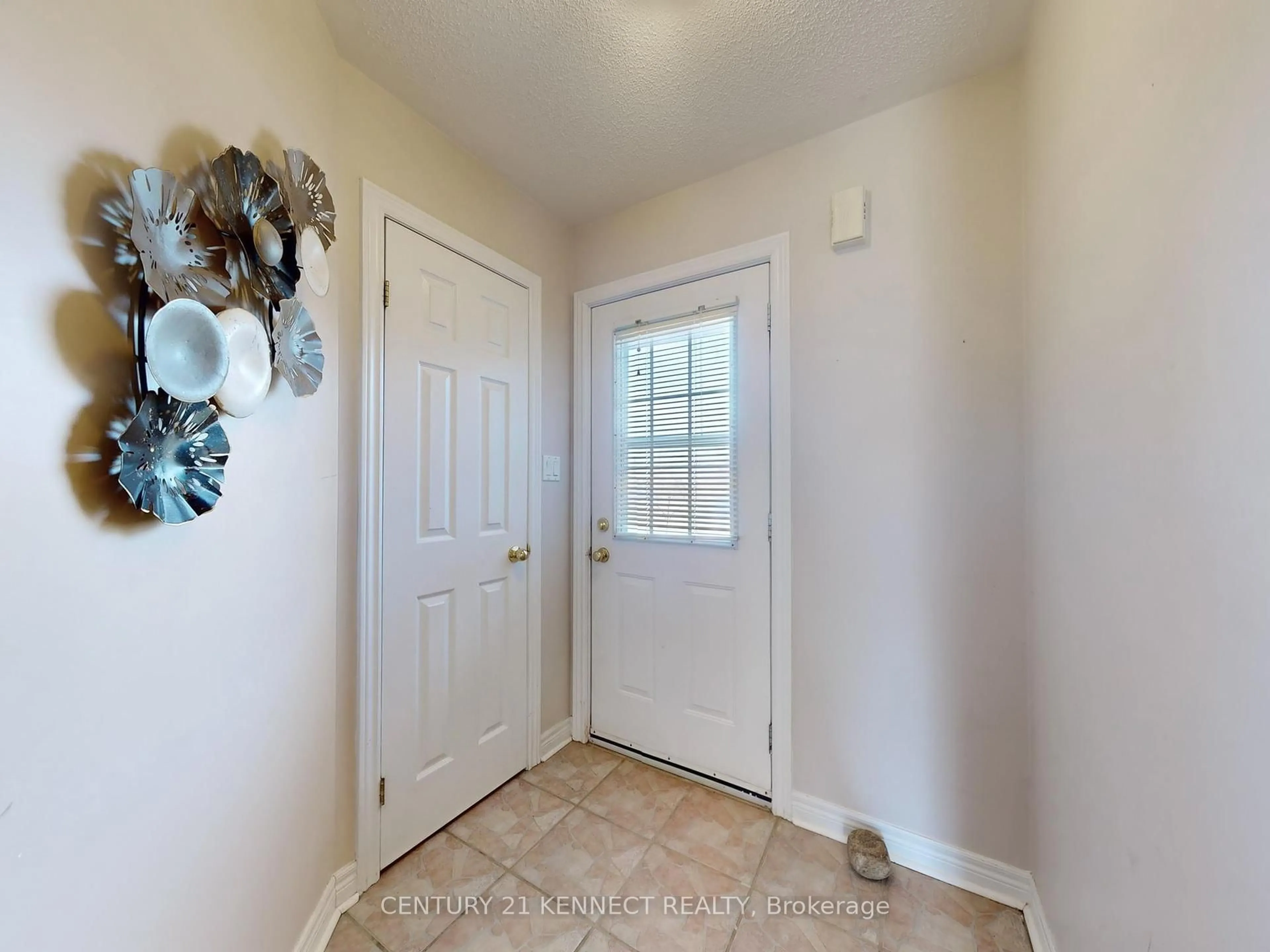 Indoor entryway for 249 Stanley St, Barrie Ontario L4M 7G2