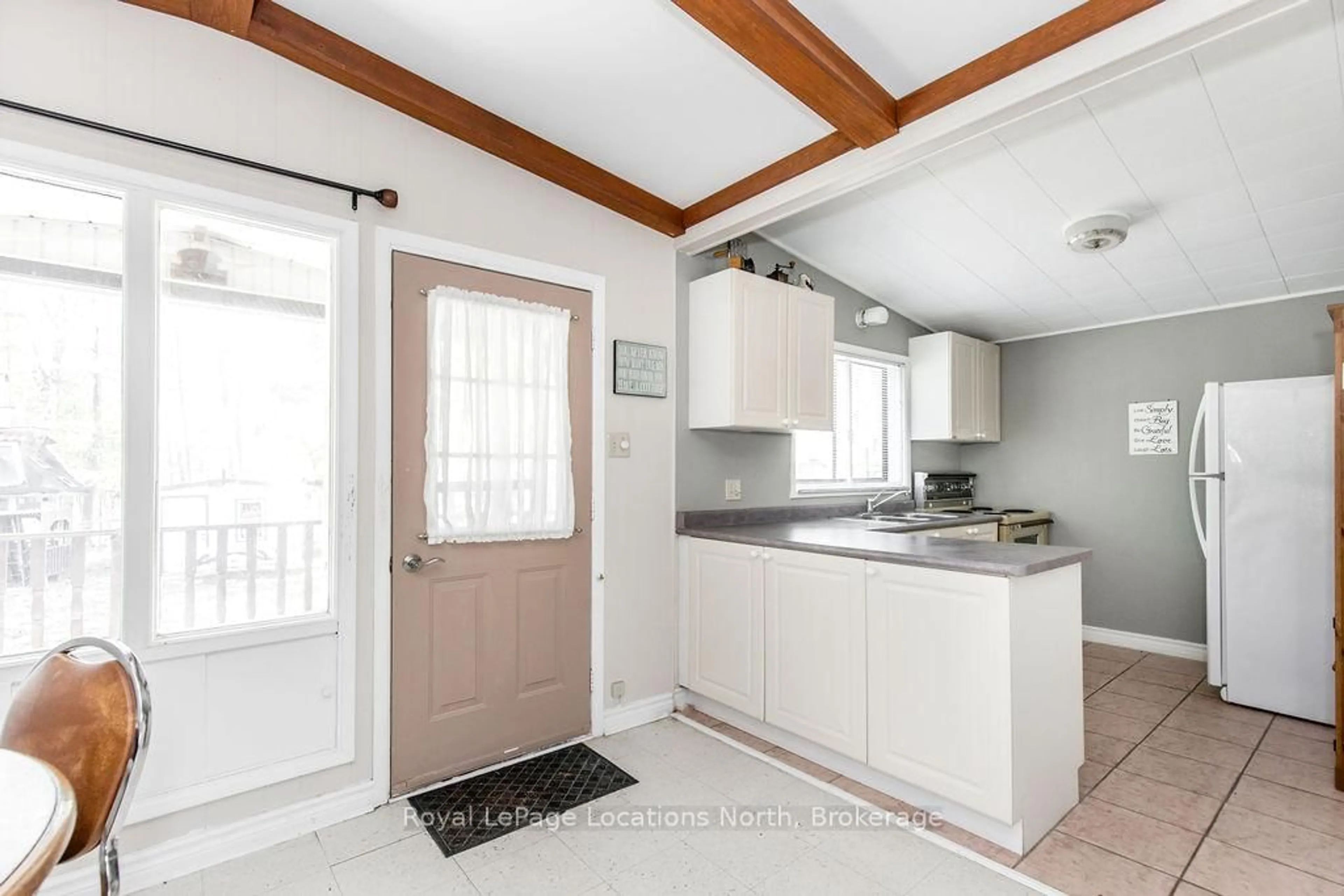 Standard kitchen, unknown for 102 35th St, Wasaga Beach Ontario L9Z 2B7