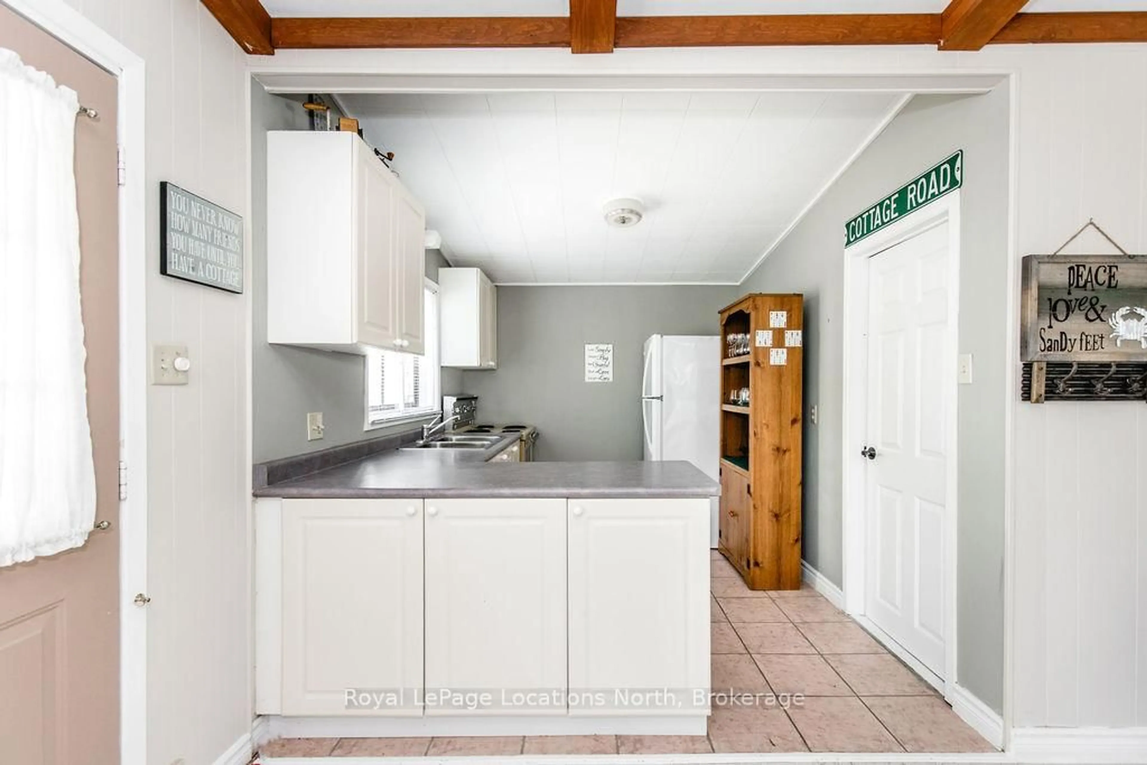 Standard kitchen, ceramic/tile floor for 102 35th St, Wasaga Beach Ontario L9Z 2B7