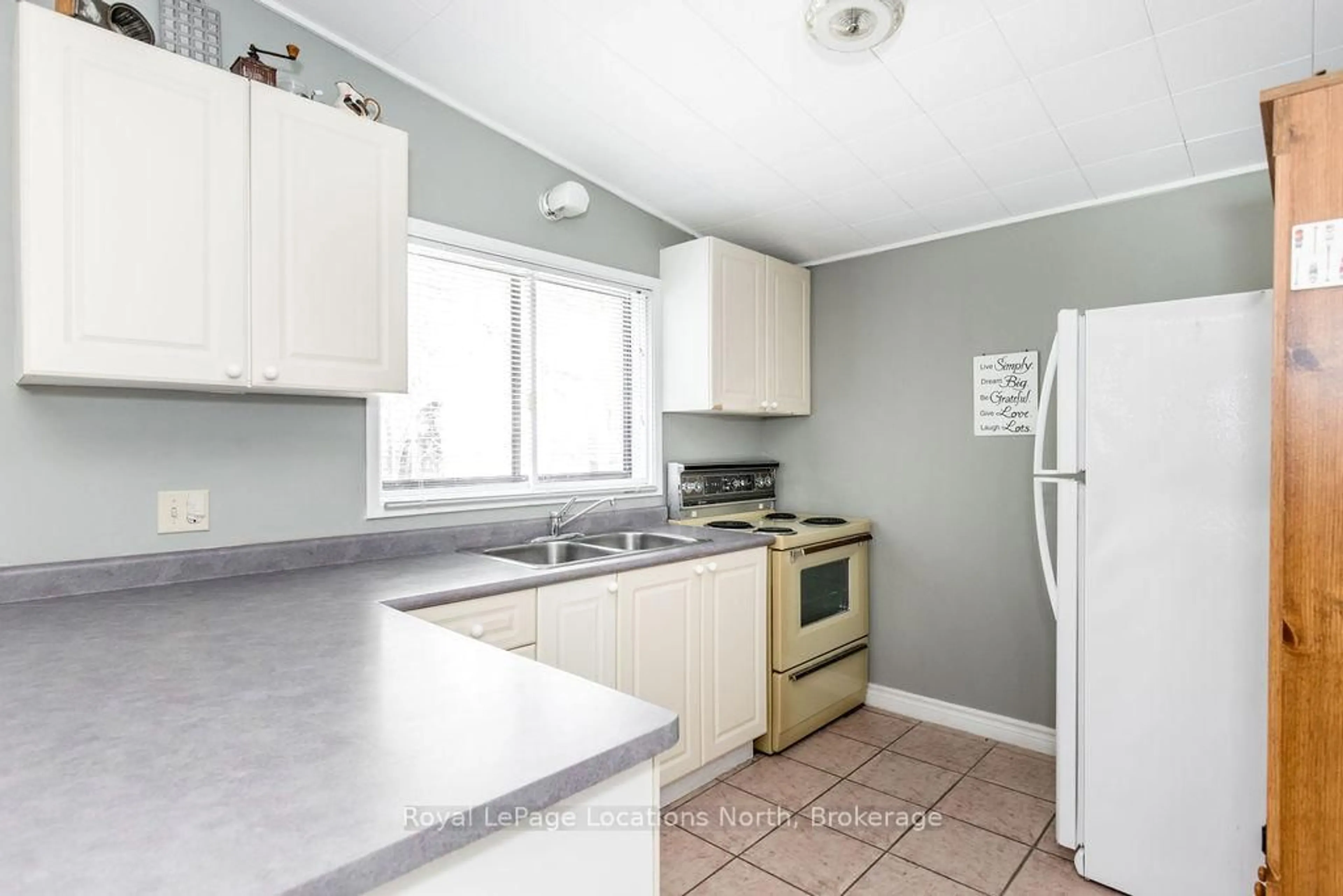 Standard kitchen, unknown for 102 35th St, Wasaga Beach Ontario L9Z 2B7