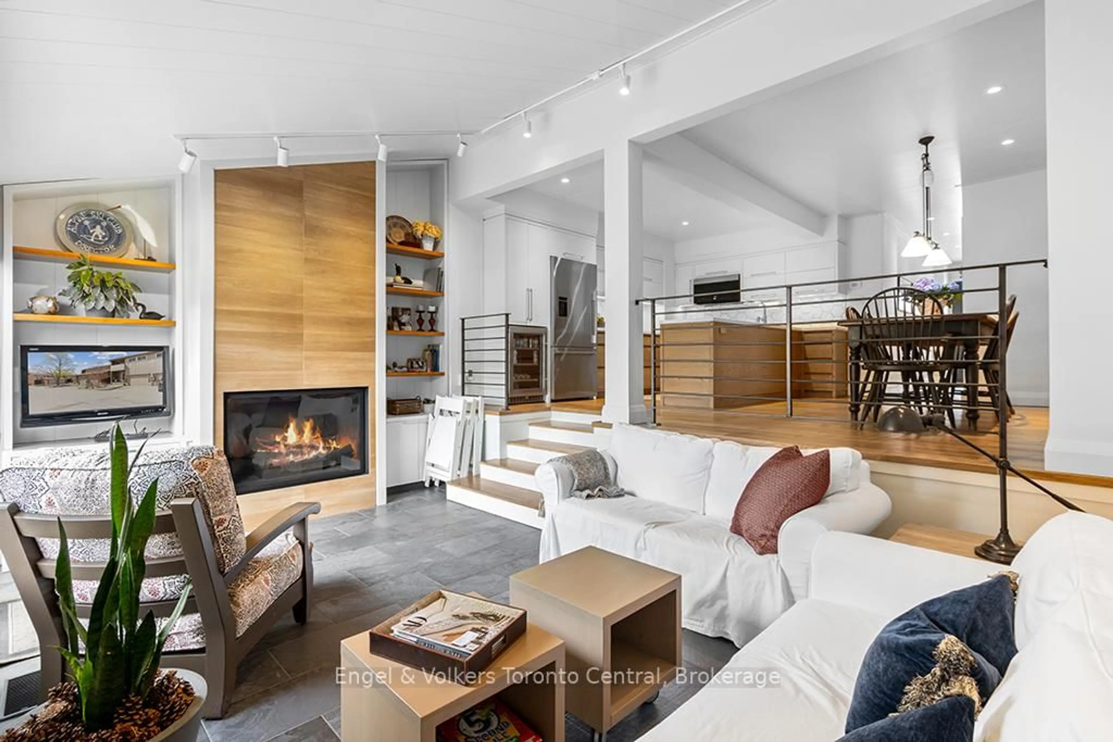 Living room with furniture, unknown for 559 Tenth St, Collingwood Ontario L9Y 4K6