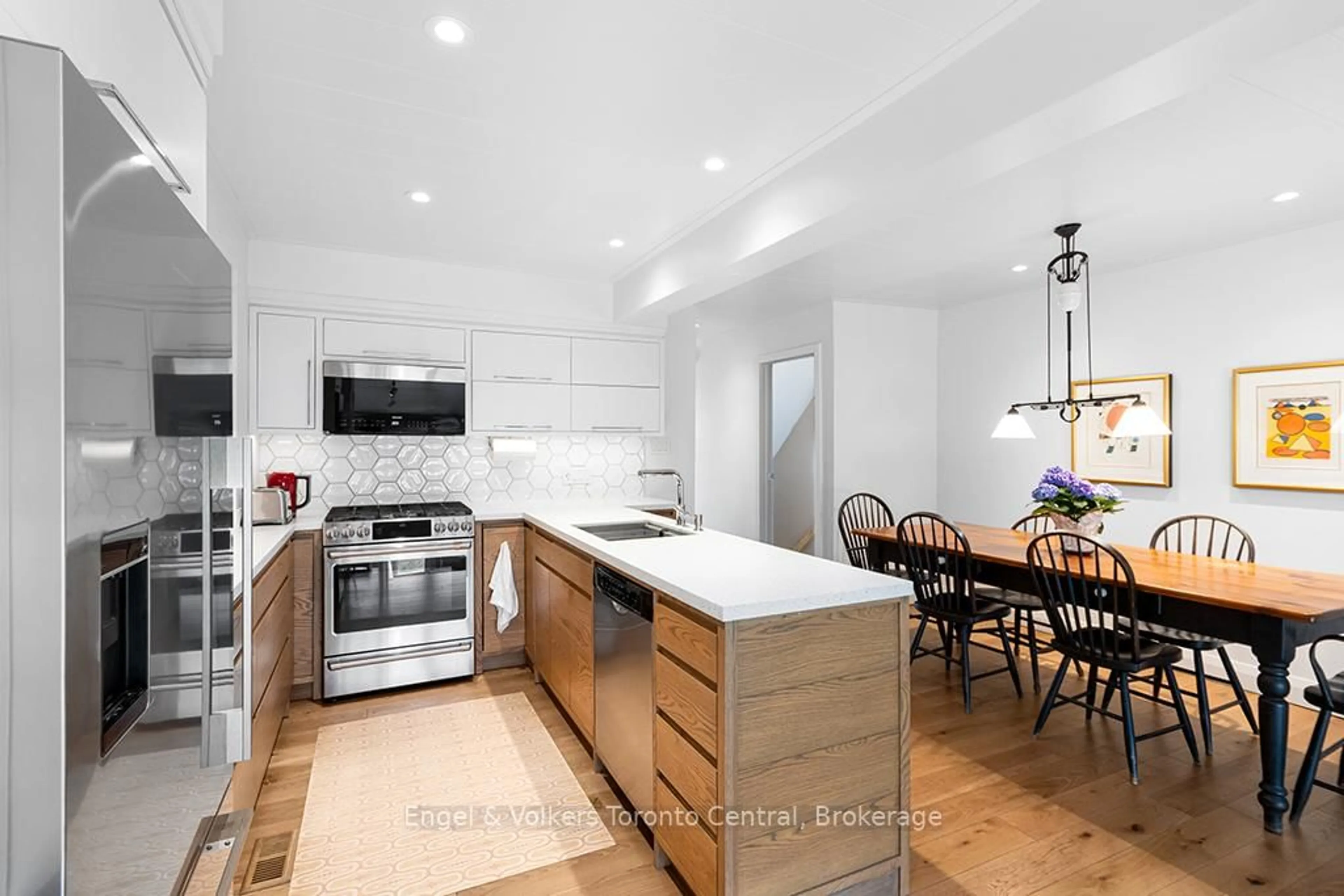 Open concept kitchen, unknown for 559 Tenth St, Collingwood Ontario L9Y 4K6