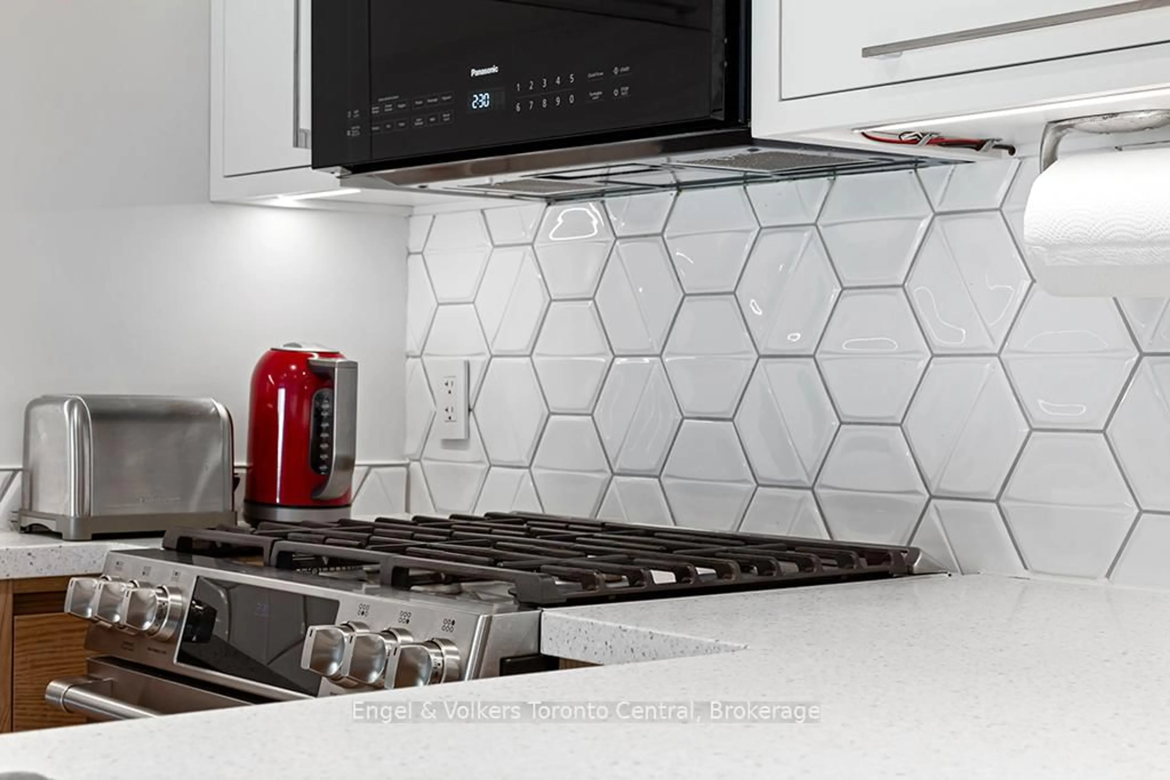 Contemporary kitchen, ceramic/tile floor for 559 Tenth St, Collingwood Ontario L9Y 4K6