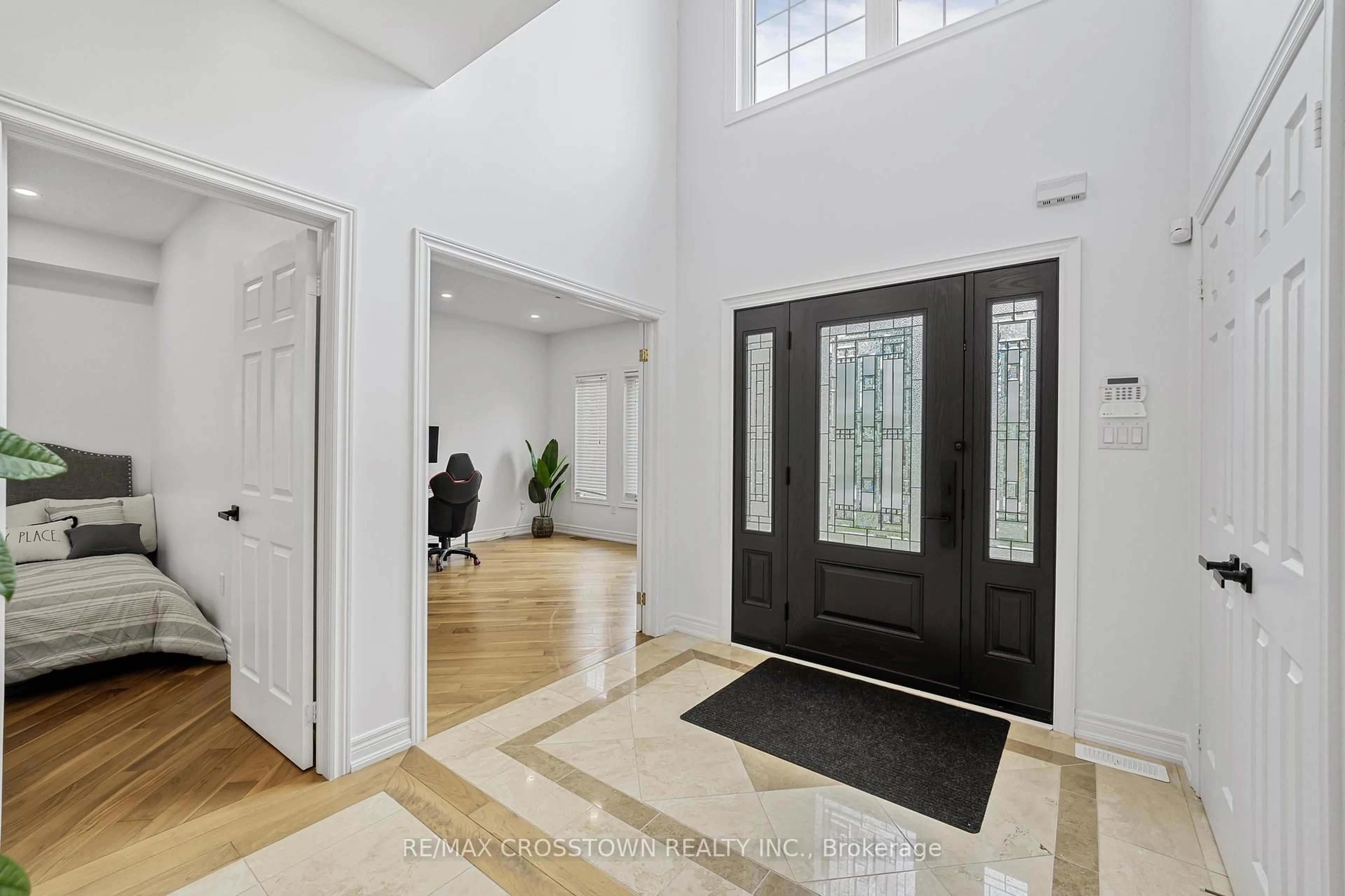 Indoor entryway for 24 Windsor Cres, Barrie Ontario L4N 0K3