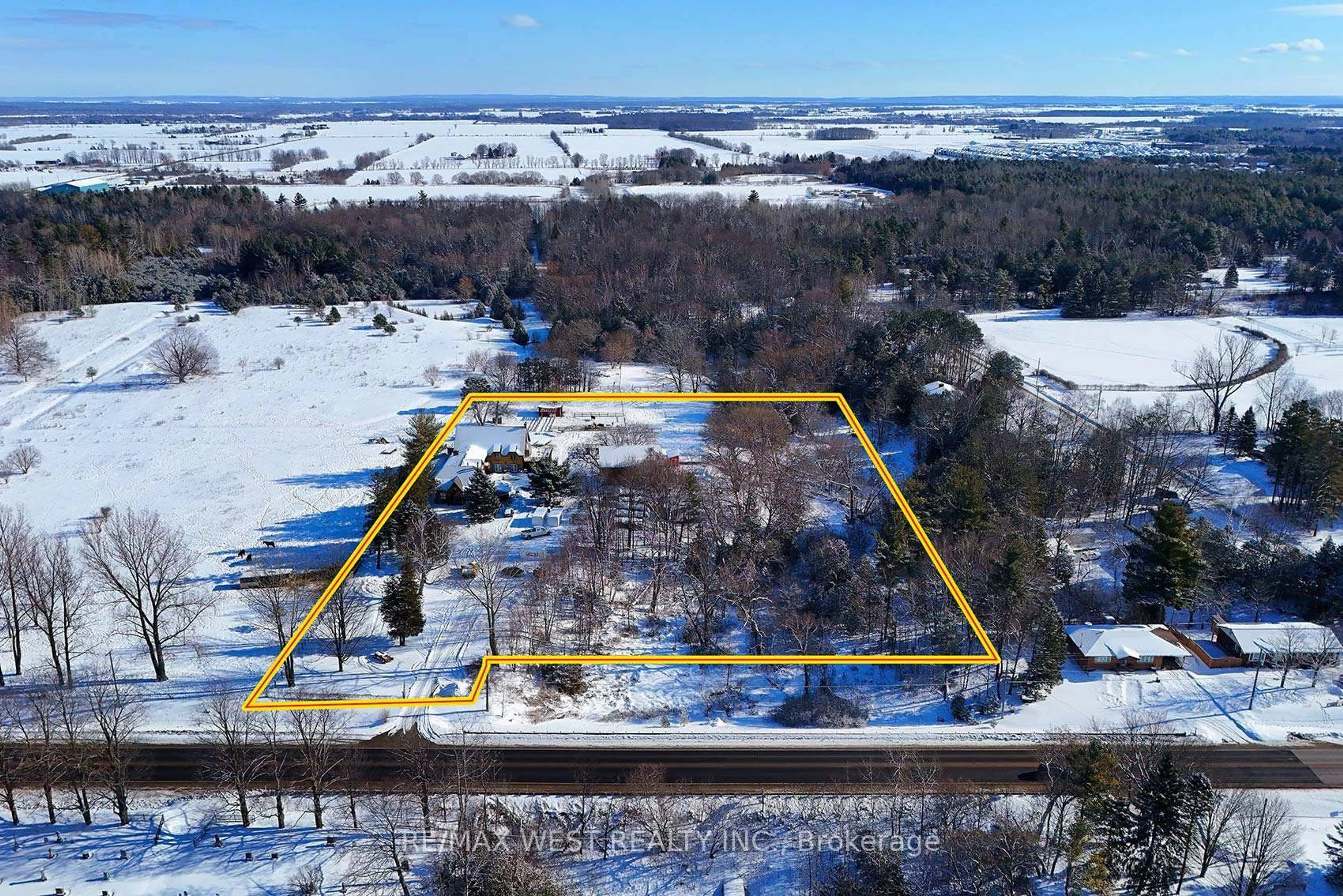 A pic from outside/outdoor area/front of a property/back of a property/a pic from drone, building for 7640 Highway 26 Highway, Clearview Ontario L0M 1S0