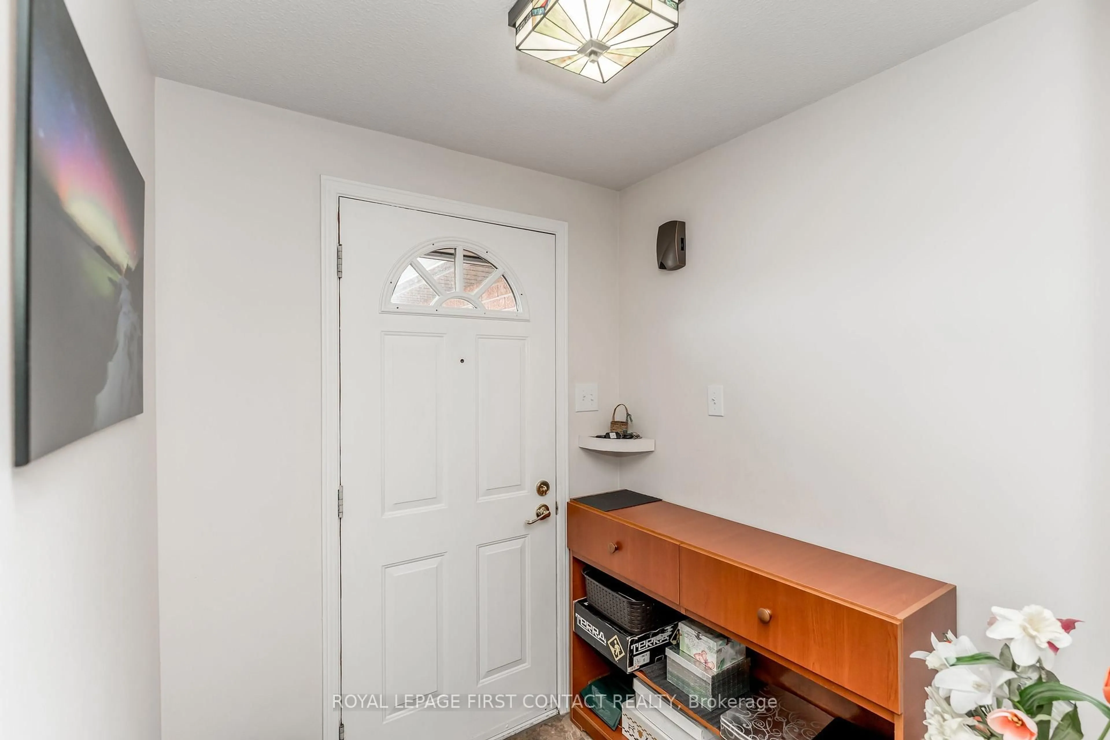 Indoor entryway for 91 Irwin Dr, Barrie Ontario L4N 7A9