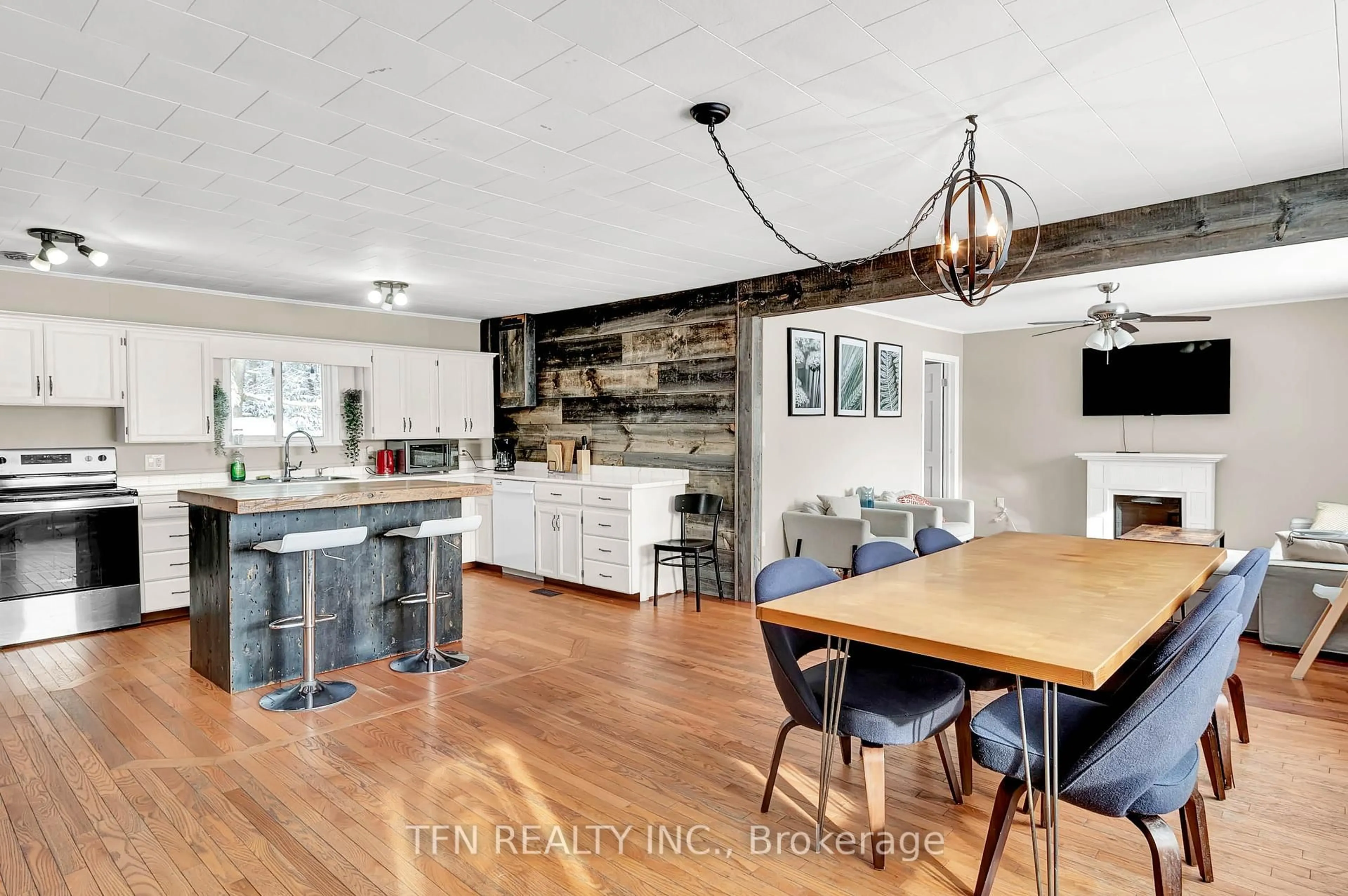 Open concept kitchen, wood/laminate floor for 322 Concession 13 Rd, Tiny Ontario L0L 2J0