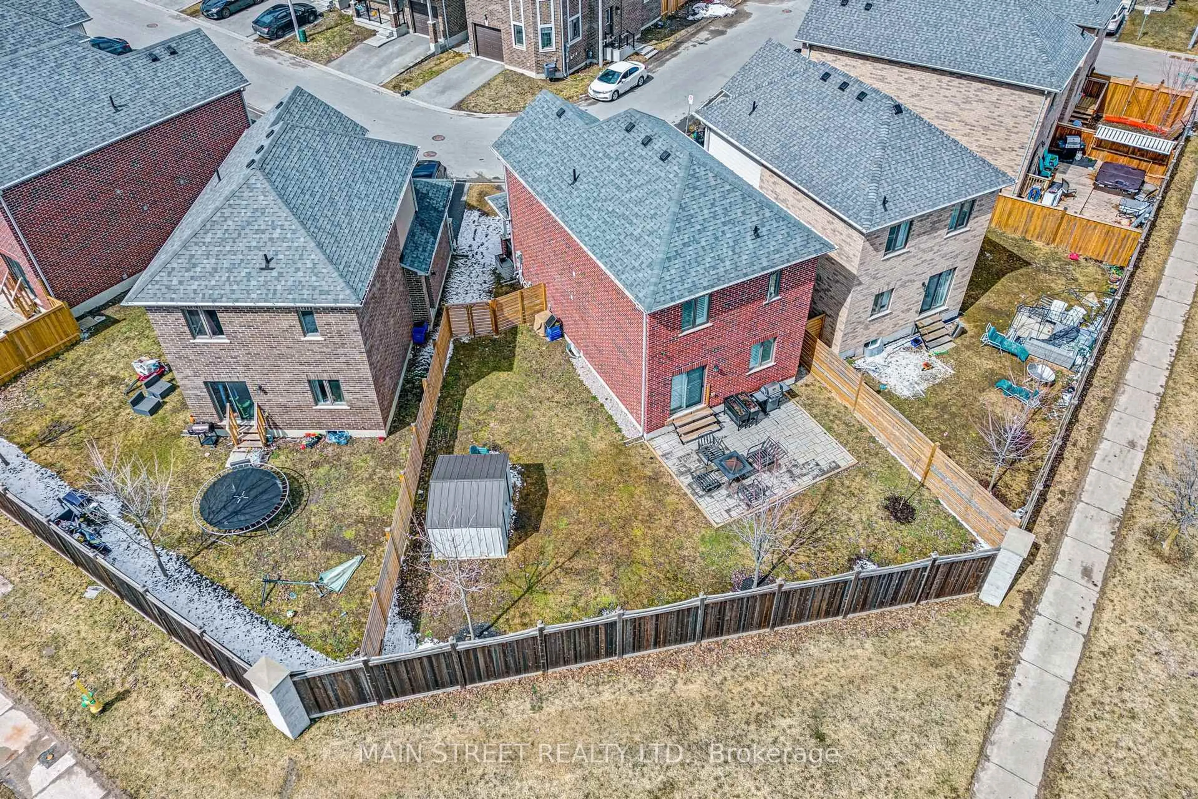 A pic from outside/outdoor area/front of a property/back of a property/a pic from drone, unknown for 7 Bedford Estates Cres, Barrie Ontario L4N 9K5
