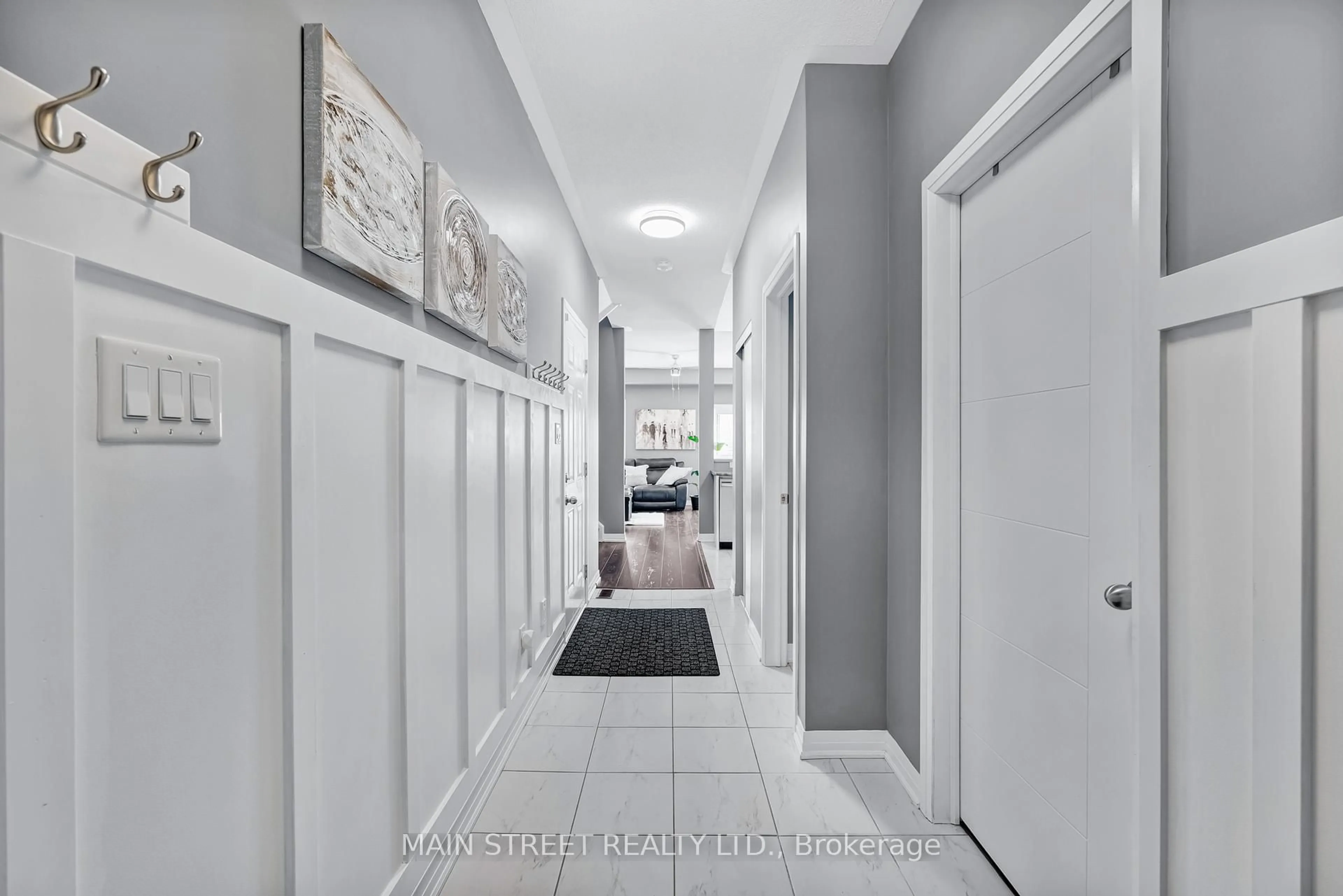 Indoor entryway for 7 Bedford Estates Cres, Barrie Ontario L4N 9K5