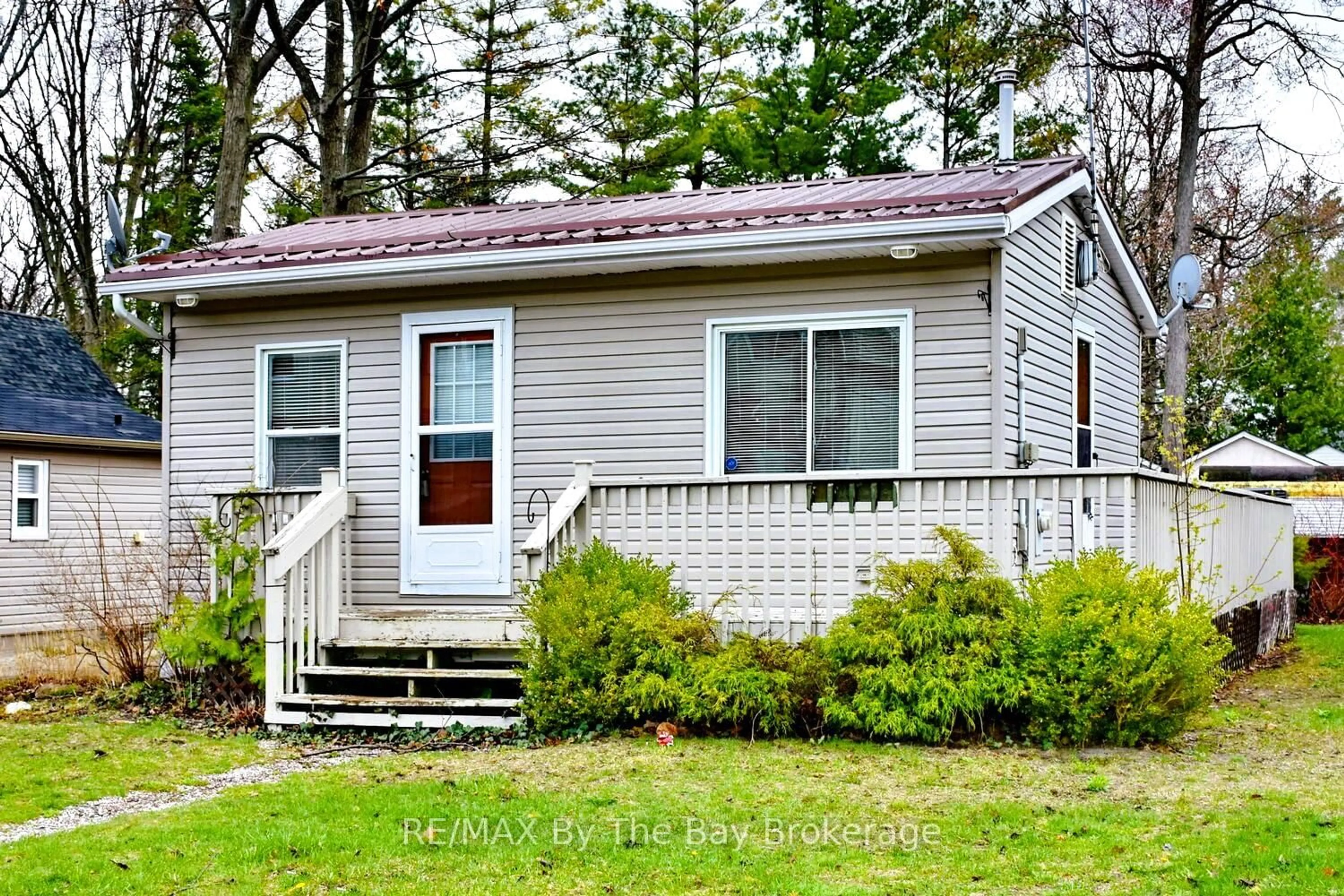 Home with vinyl exterior material, street for 741 Shore Lane, Wasaga Beach Ontario L9Z 2C7