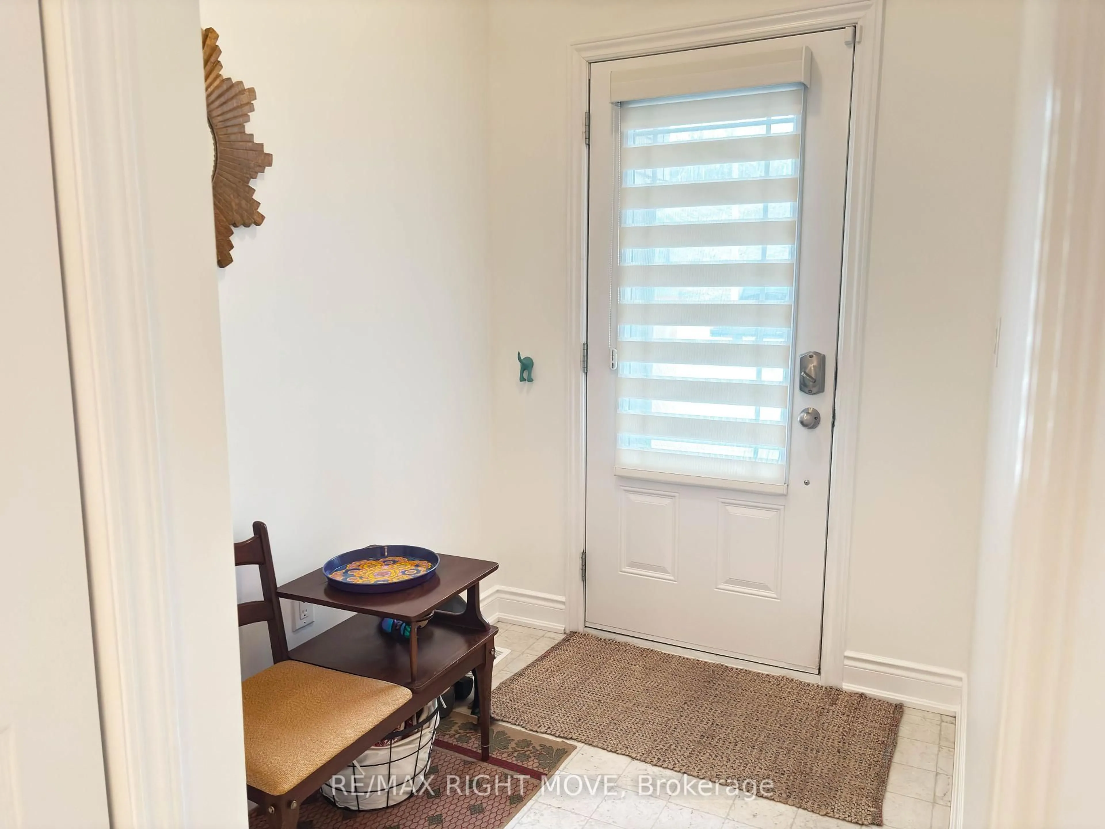 Indoor entryway for 104 Lily Dr, Orillia Ontario L3V 0G3