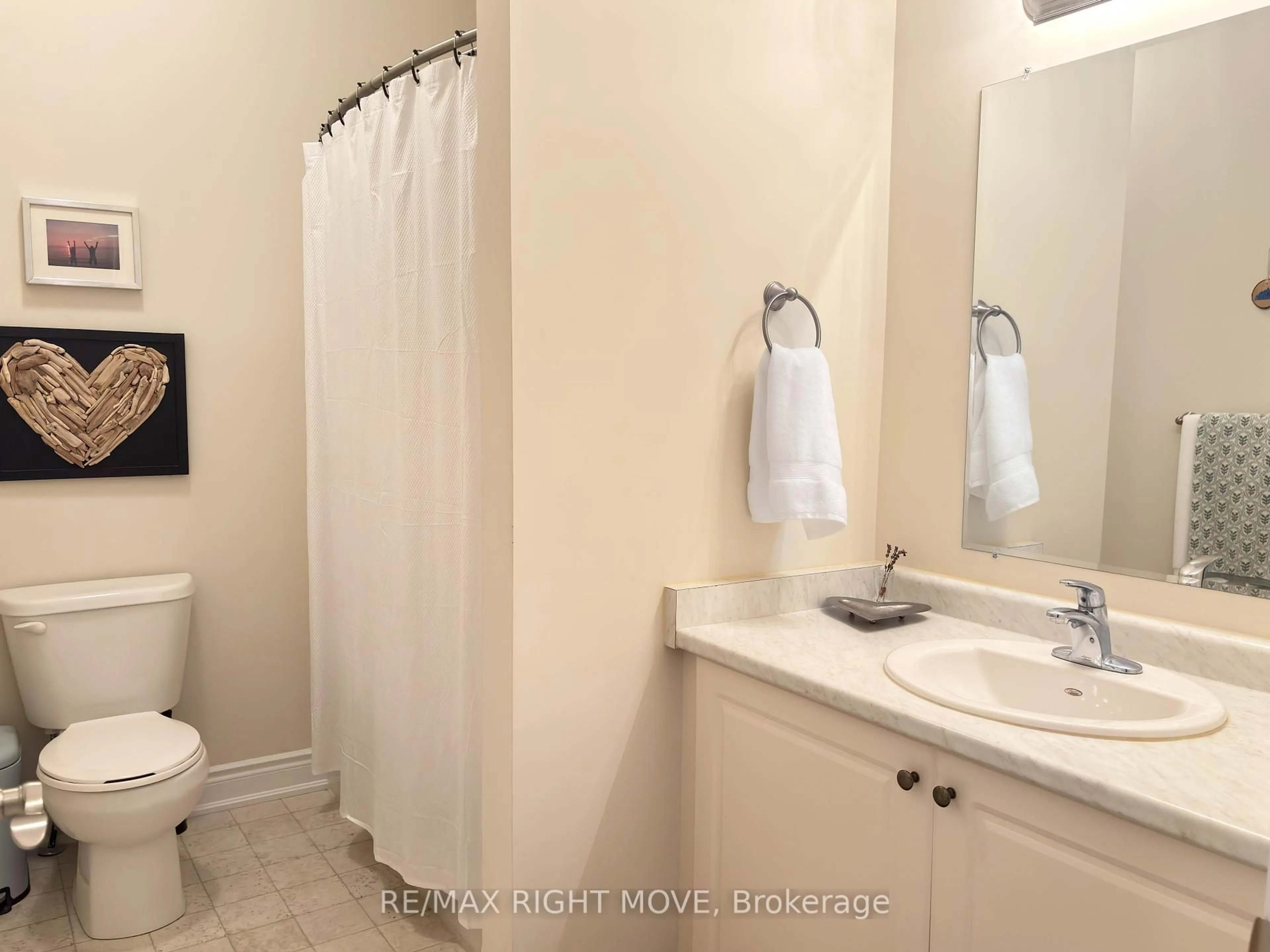 Standard bathroom, ceramic/tile floor for 104 Lily Dr, Orillia Ontario L3V 0G3