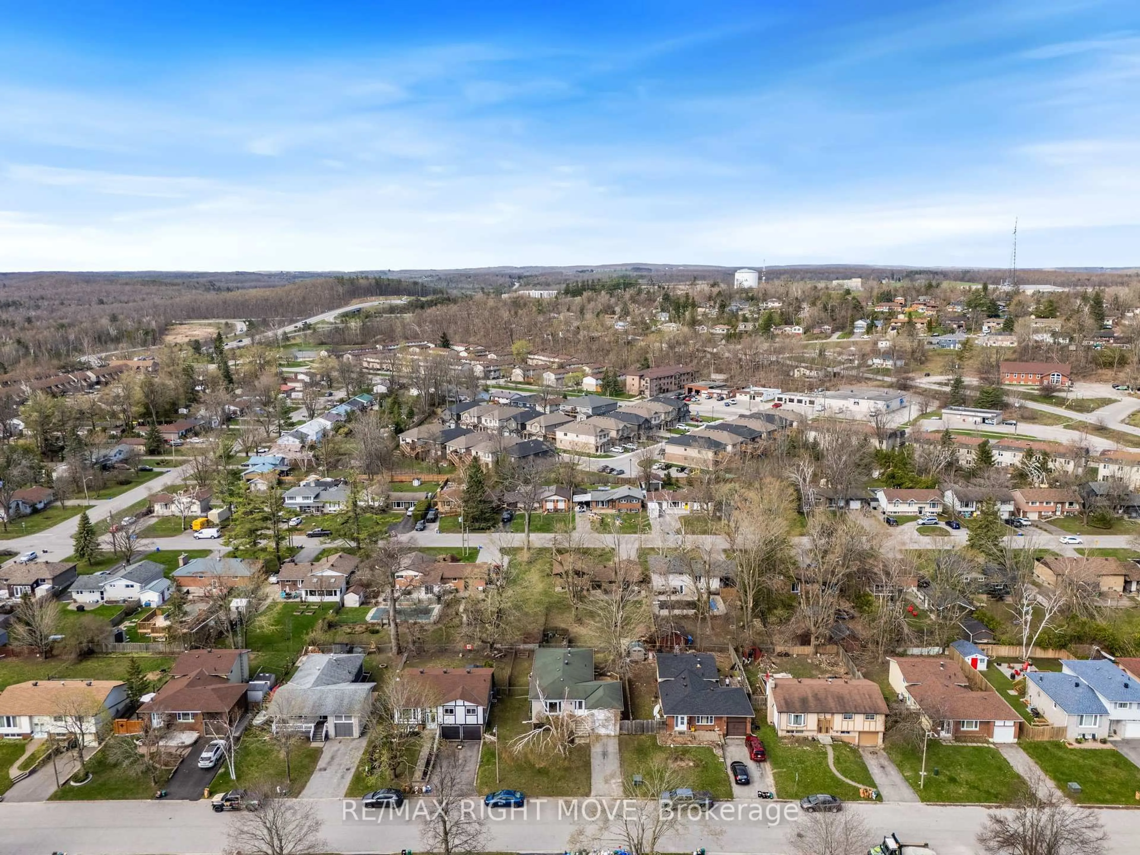 A pic from outside/outdoor area/front of a property/back of a property/a pic from drone, street for 35 Andrea Cres, Orillia Ontario L3V 6Y1
