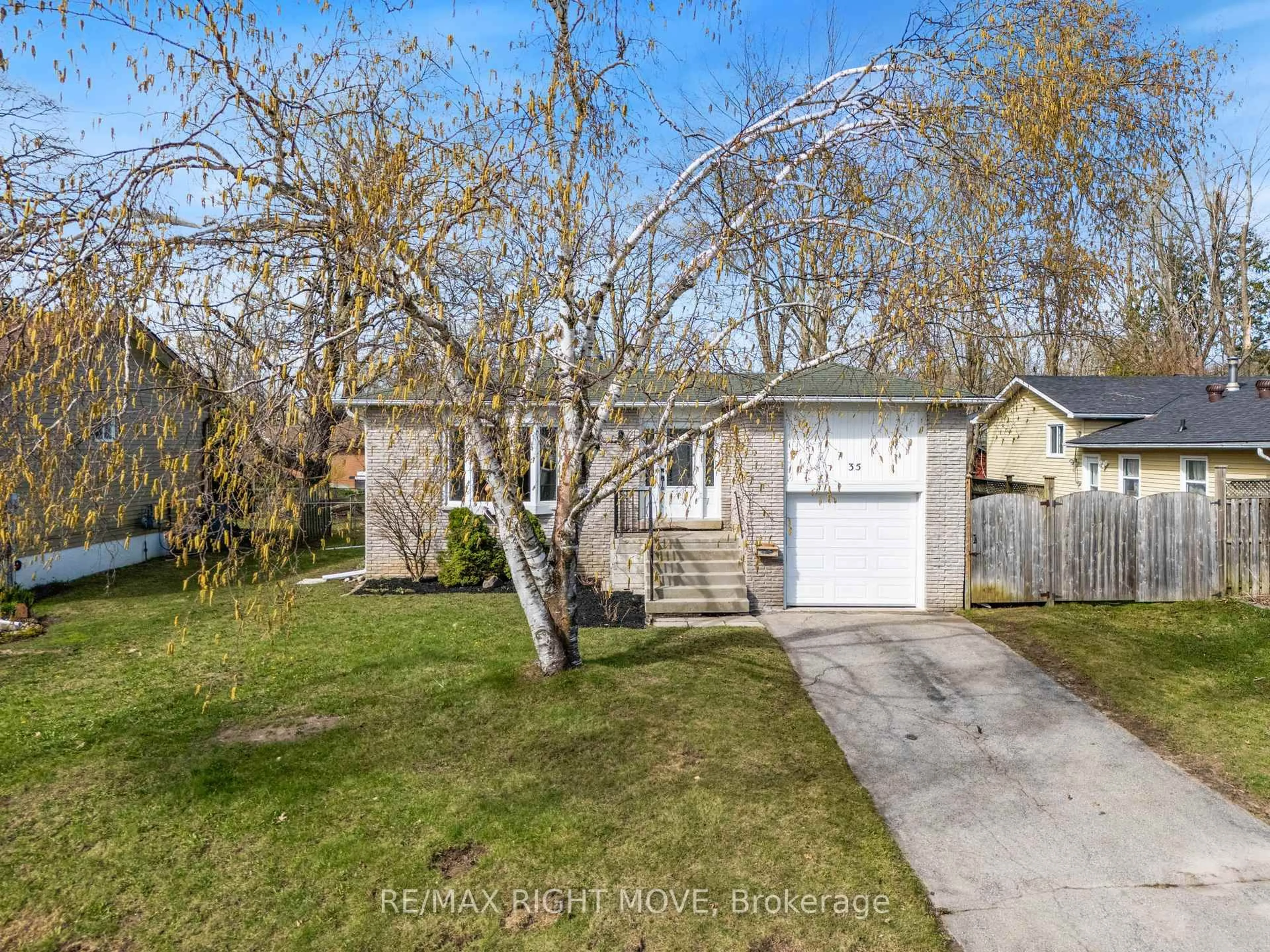 A pic from outside/outdoor area/front of a property/back of a property/a pic from drone, street for 35 Andrea Cres, Orillia Ontario L3V 6Y1