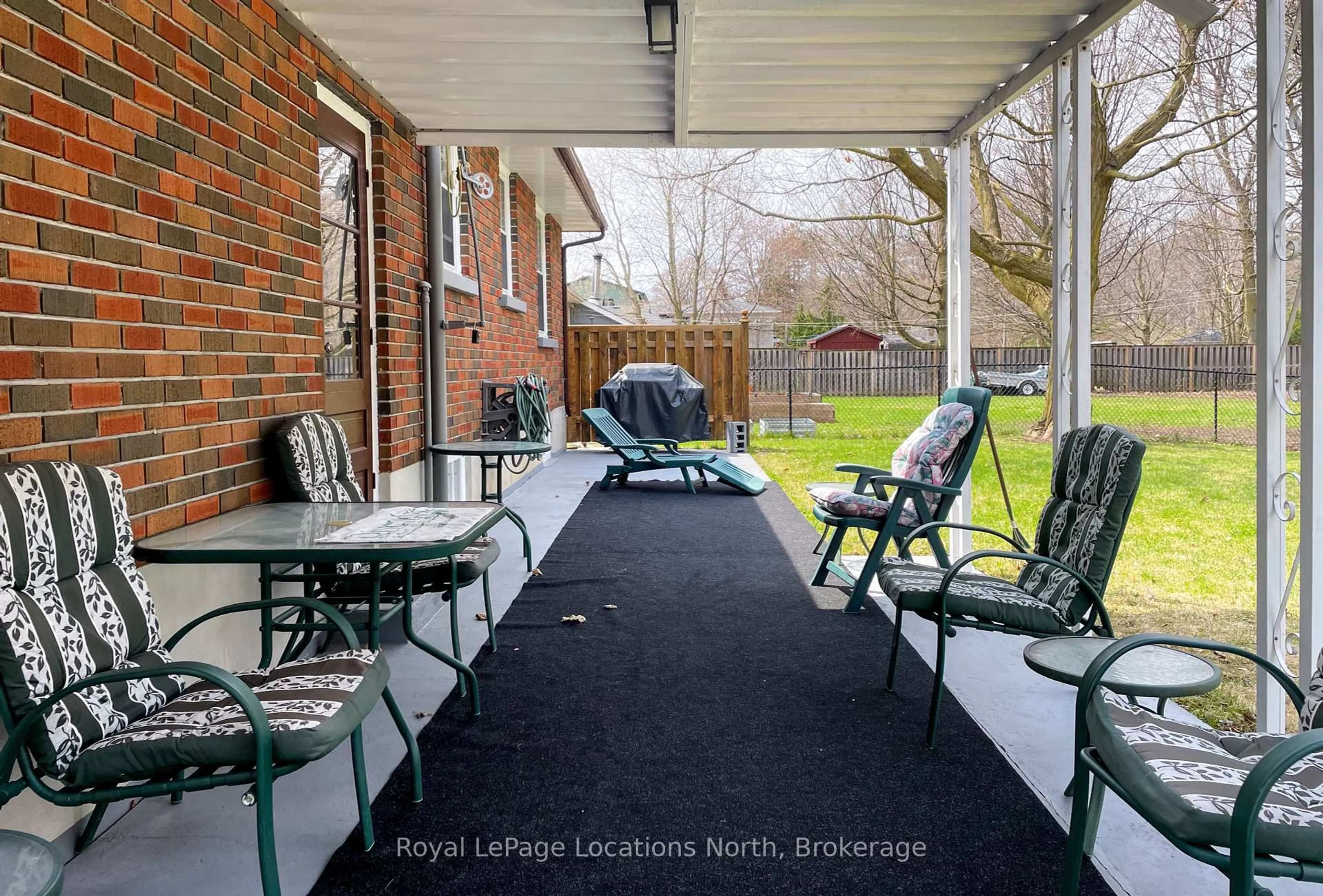 Patio, street for 212 Kirkwood Dr, Clearview Ontario L0M 1S0