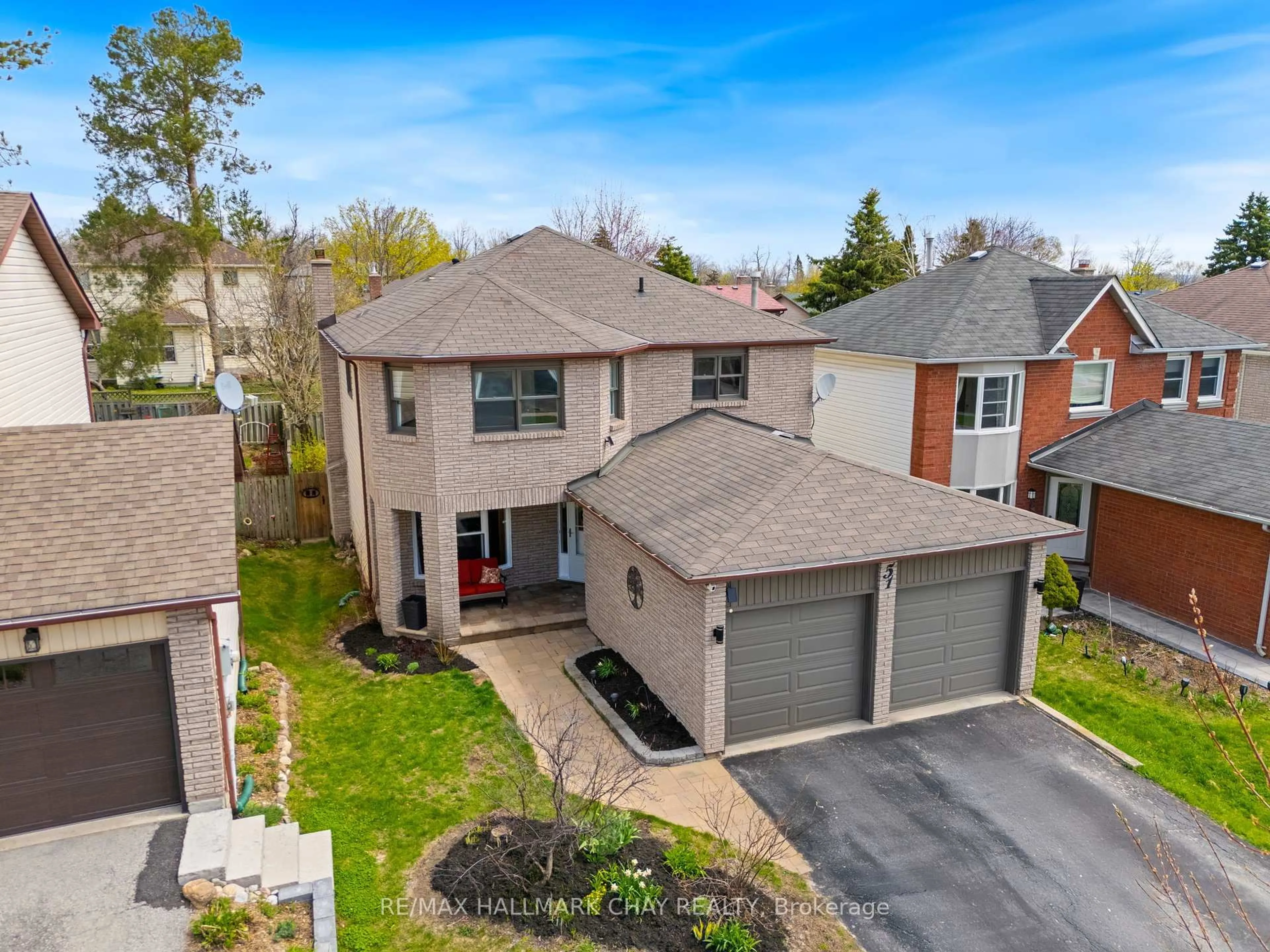 A pic from outside/outdoor area/front of a property/back of a property/a pic from drone, street for 51 SHAKESPEARE Cres, Barrie Ontario L4N 6C1