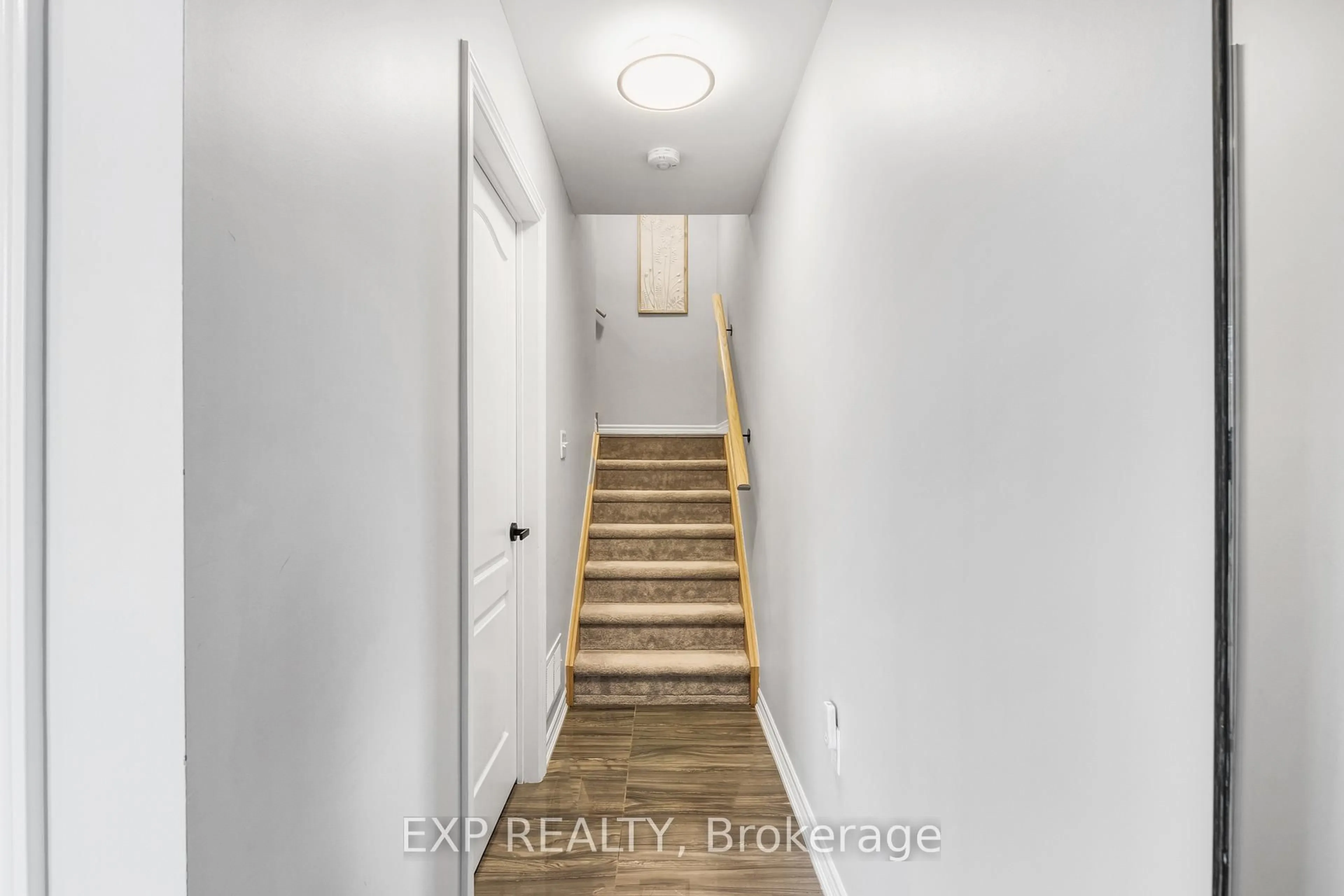 Indoor entryway for 11 Kodiak Terr, Barrie Ontario L9J 0J4