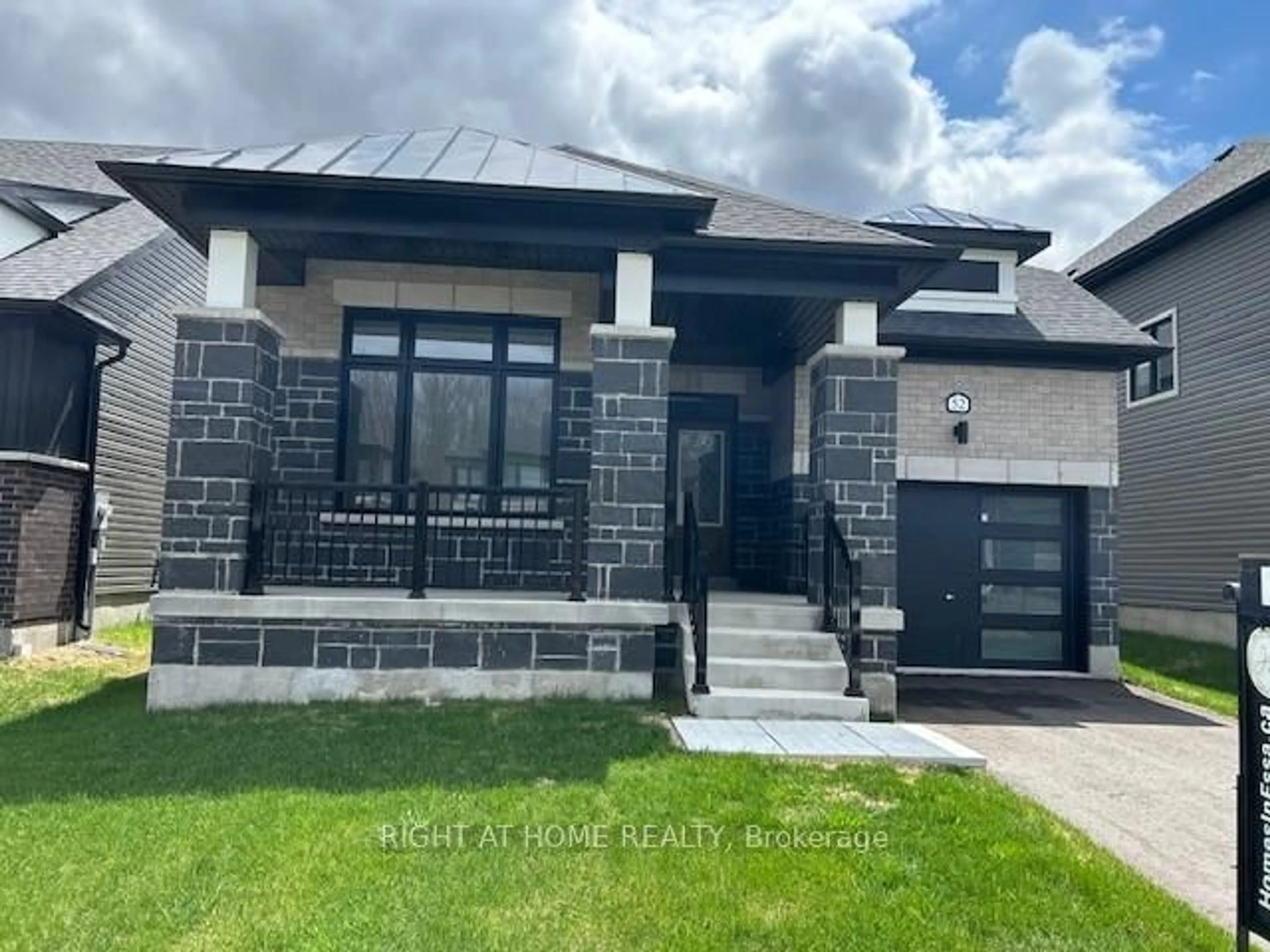 Home with brick exterior material, street for 52 Del Ray Cres, Wasaga Beach Ontario L9Z 0N8