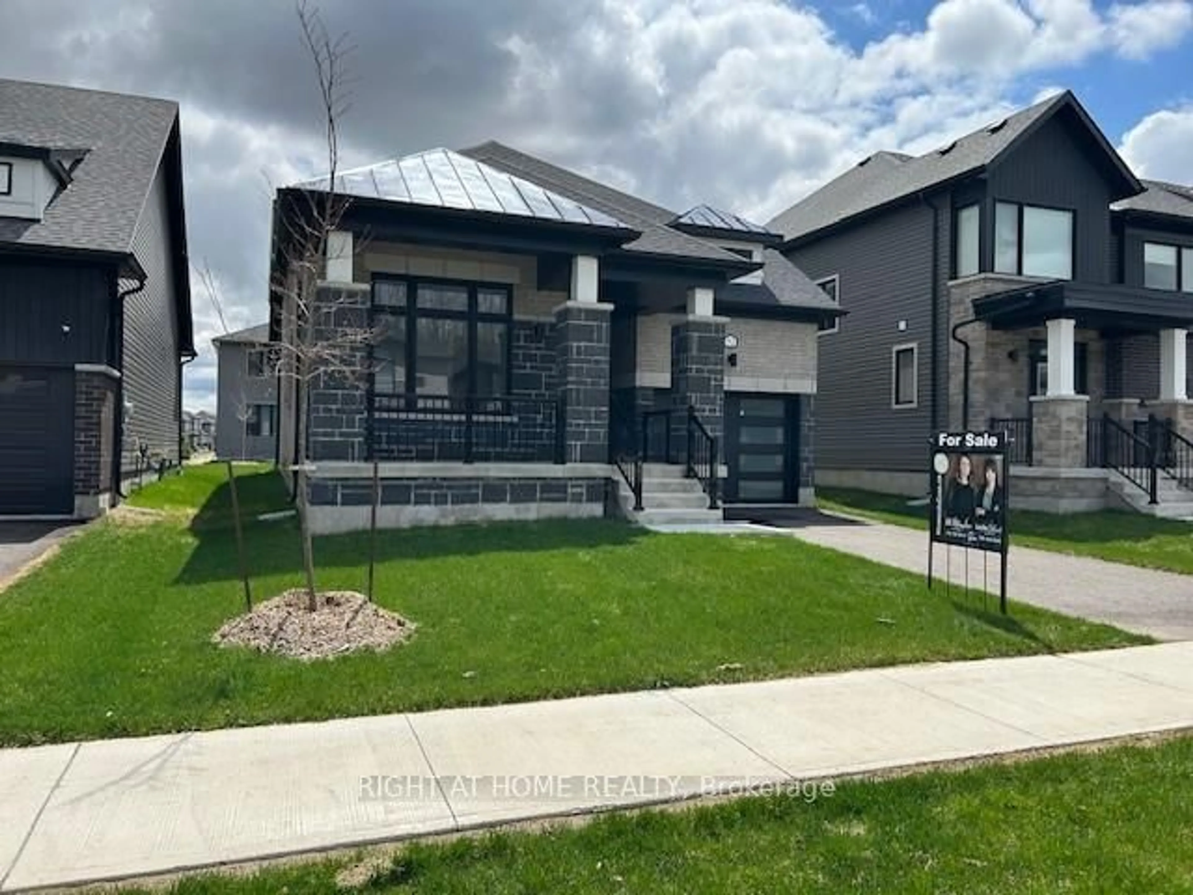 Home with brick exterior material, street for 52 Del Ray Cres, Wasaga Beach Ontario L9Z 0N8