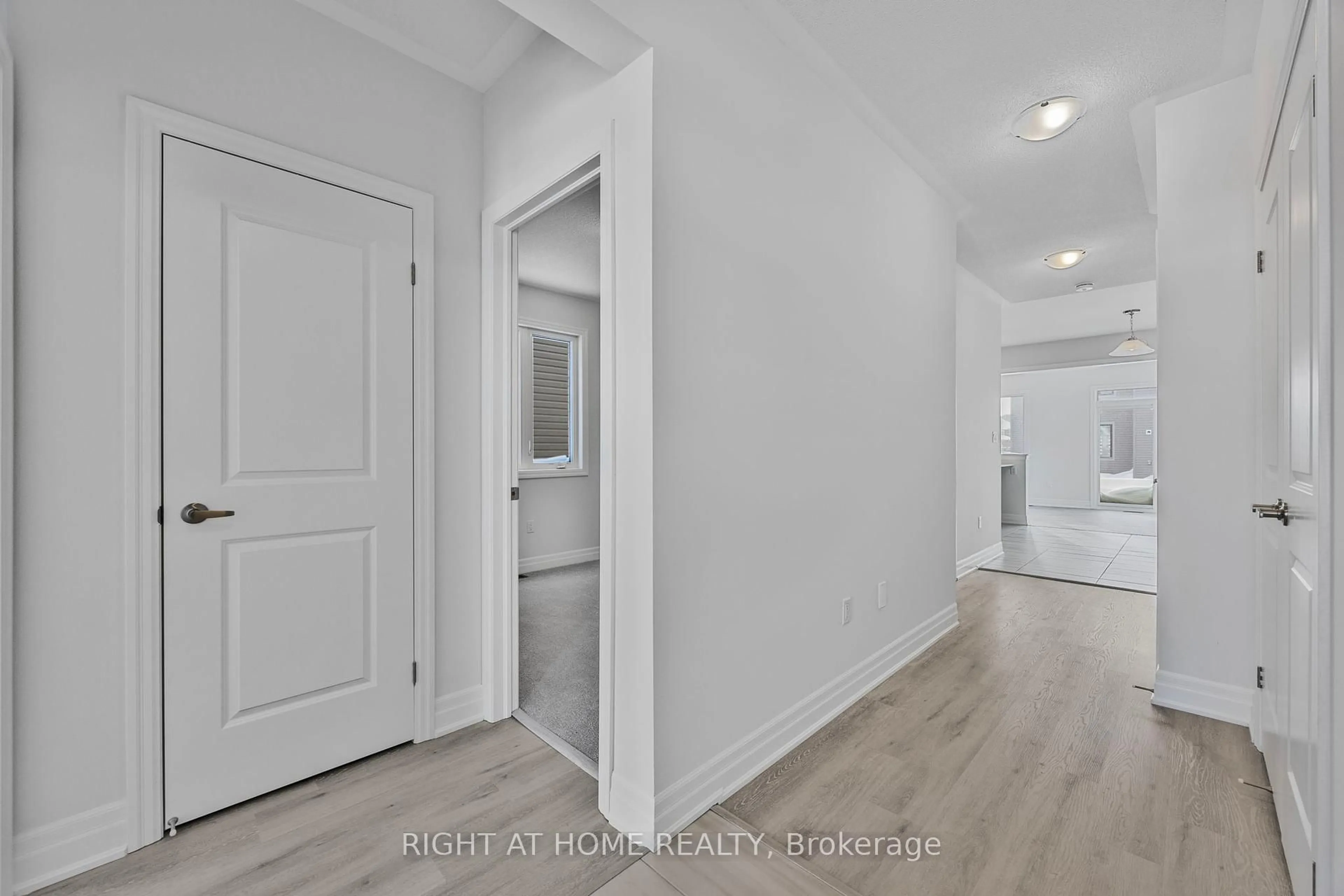 Indoor entryway for 52 Del Ray Cres, Wasaga Beach Ontario L9Z 0N8