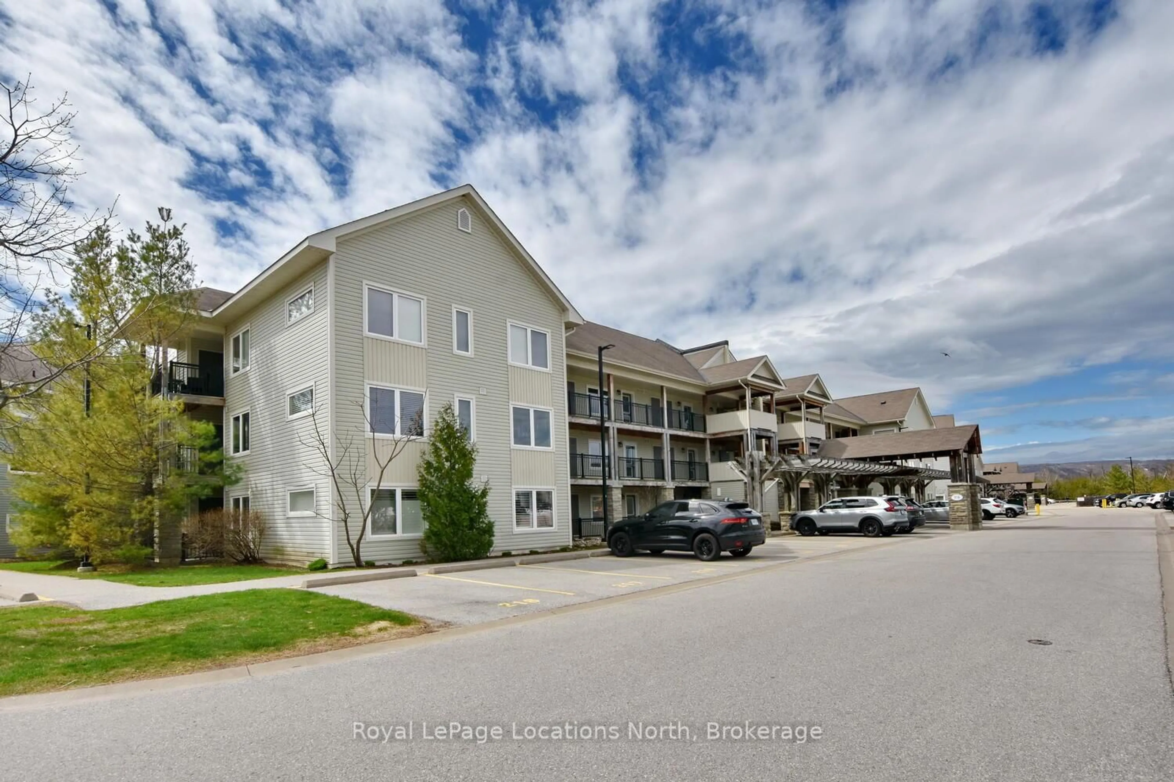 A pic from outside/outdoor area/front of a property/back of a property/a pic from drone, unknown for 6 BRANDY LANE Dr #208, Collingwood Ontario L9Y 0X4