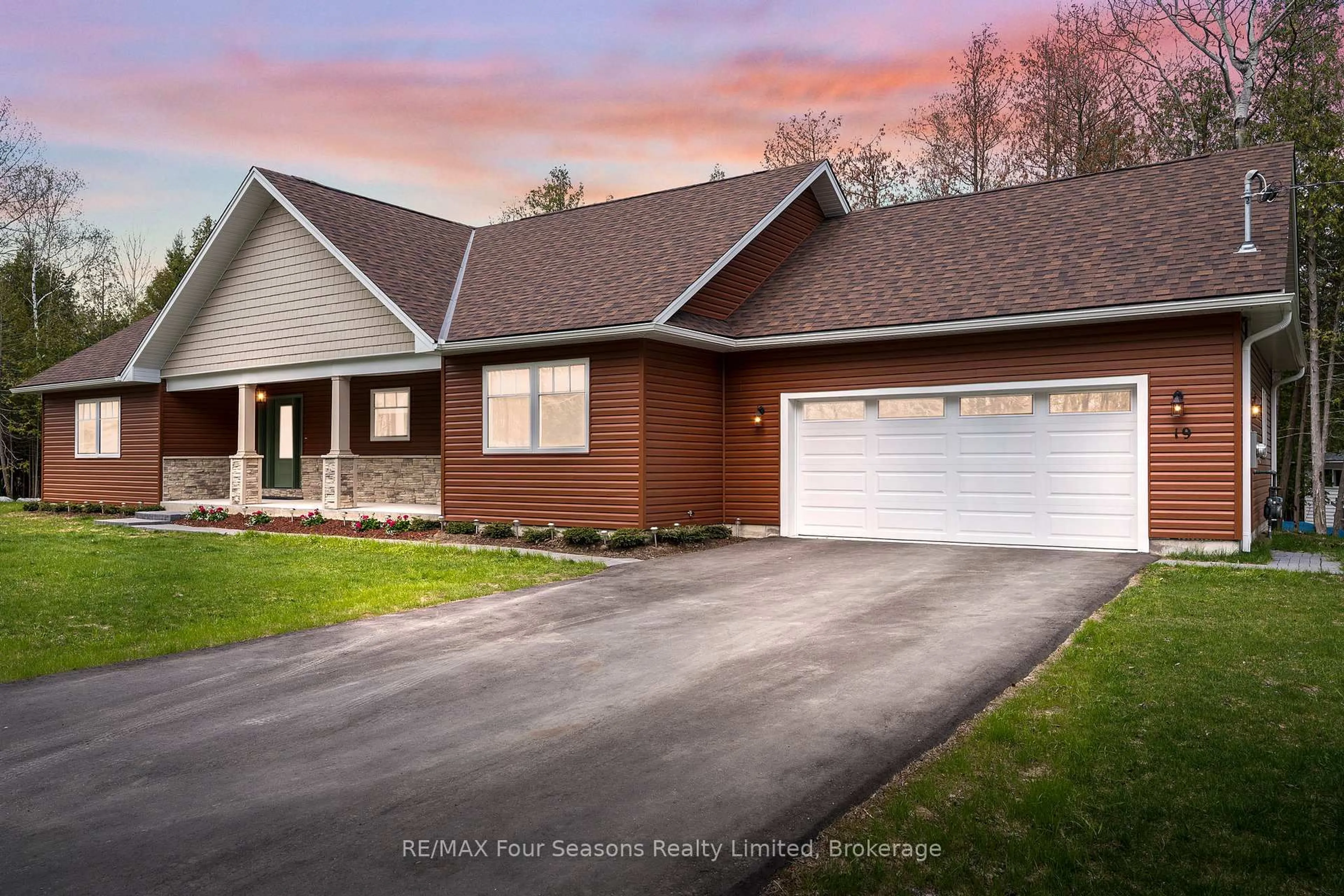 Home with vinyl exterior material, street for 19 Currie Ave, Collingwood Ontario L9Y 0X2
