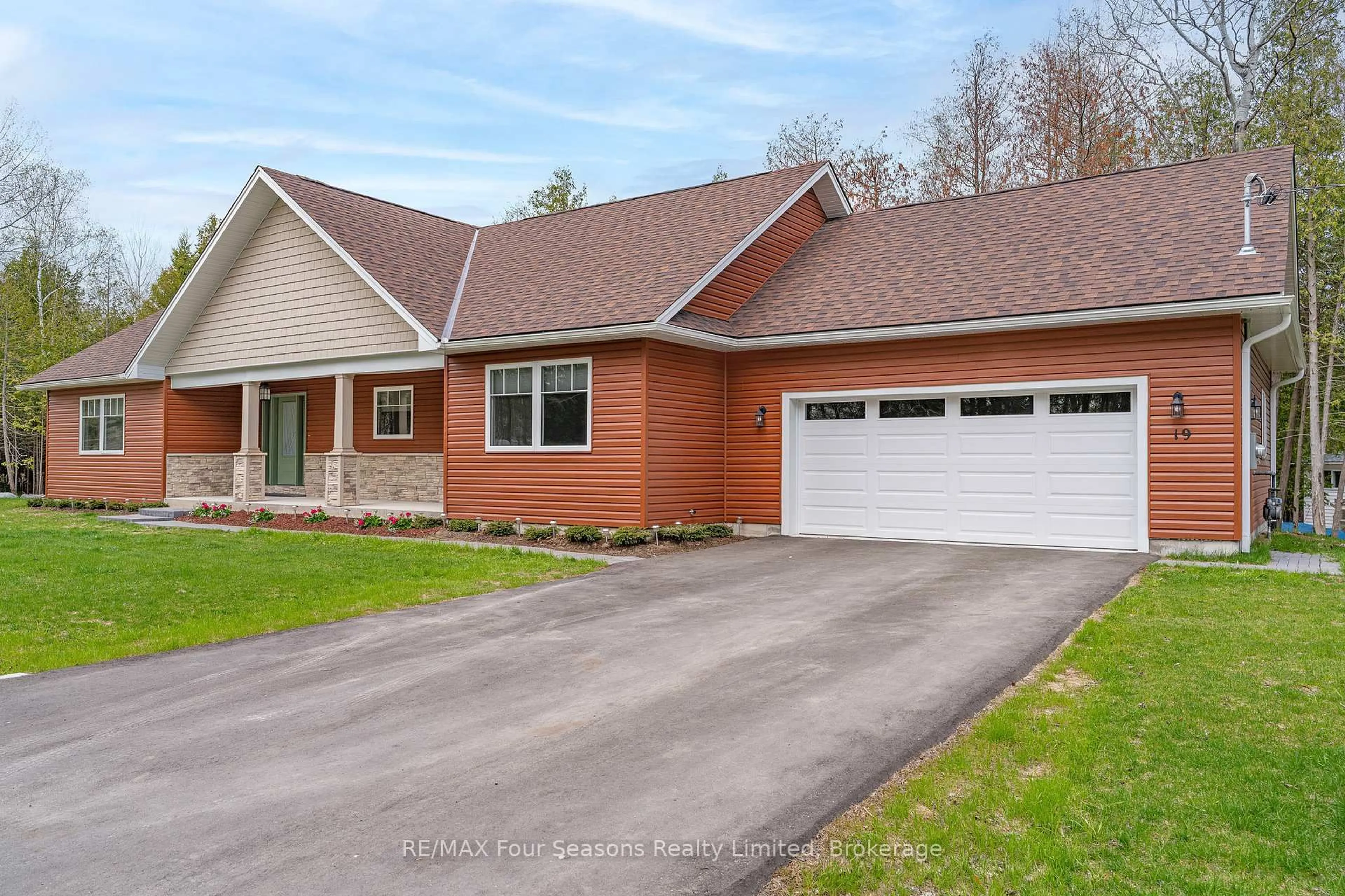 Home with vinyl exterior material, street for 19 Currie Ave, Collingwood Ontario L9Y 0X2