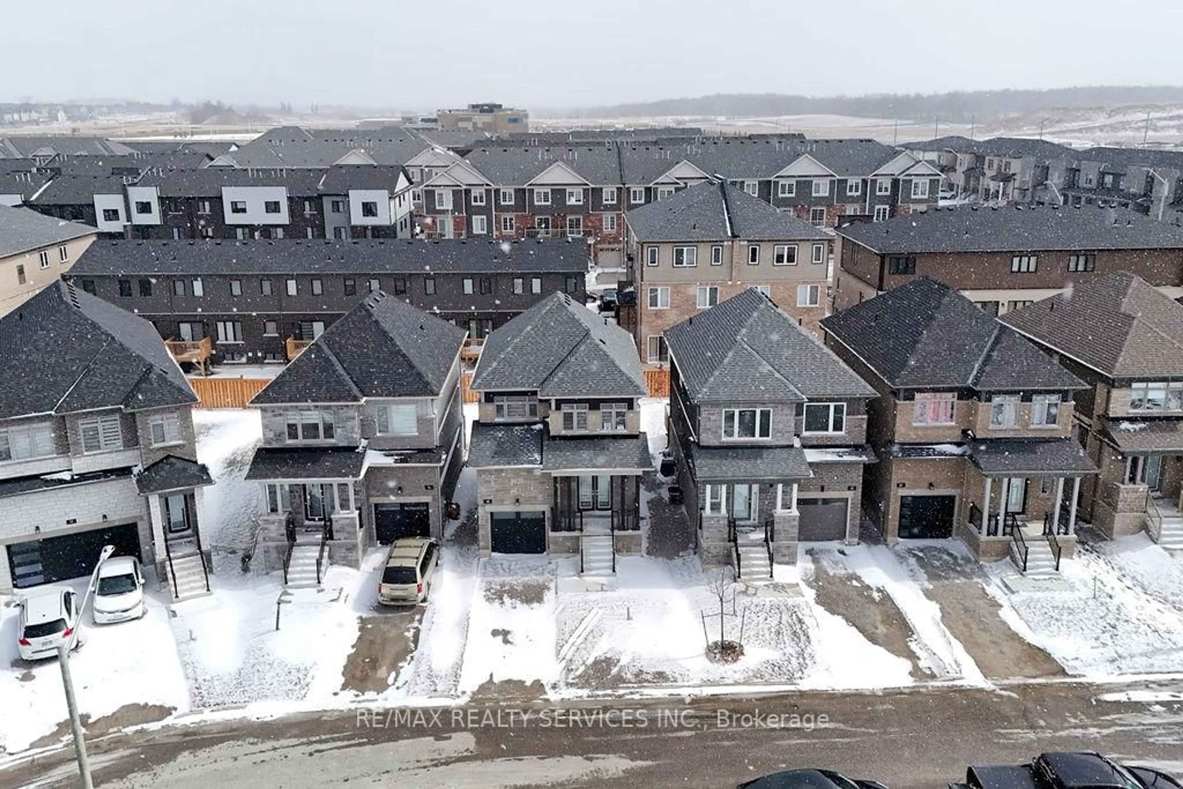 A pic from outside/outdoor area/front of a property/back of a property/a pic from drone, unknown for 38 Barnyard Tr, Barrie Ontario L9J 0C2