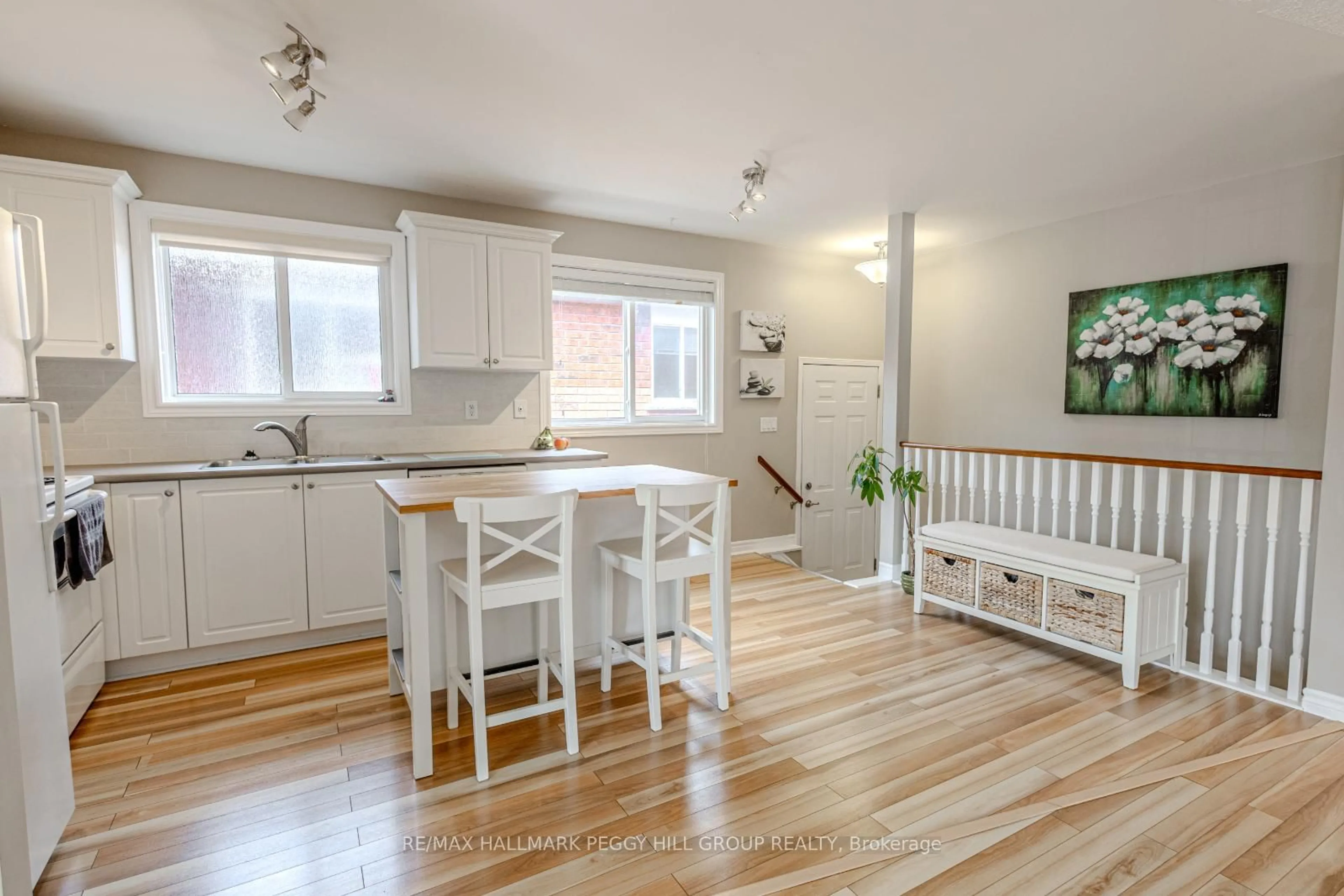 Open concept kitchen, wood/laminate floor for 28 Lucas Ave, Barrie Ontario L4N 9M8